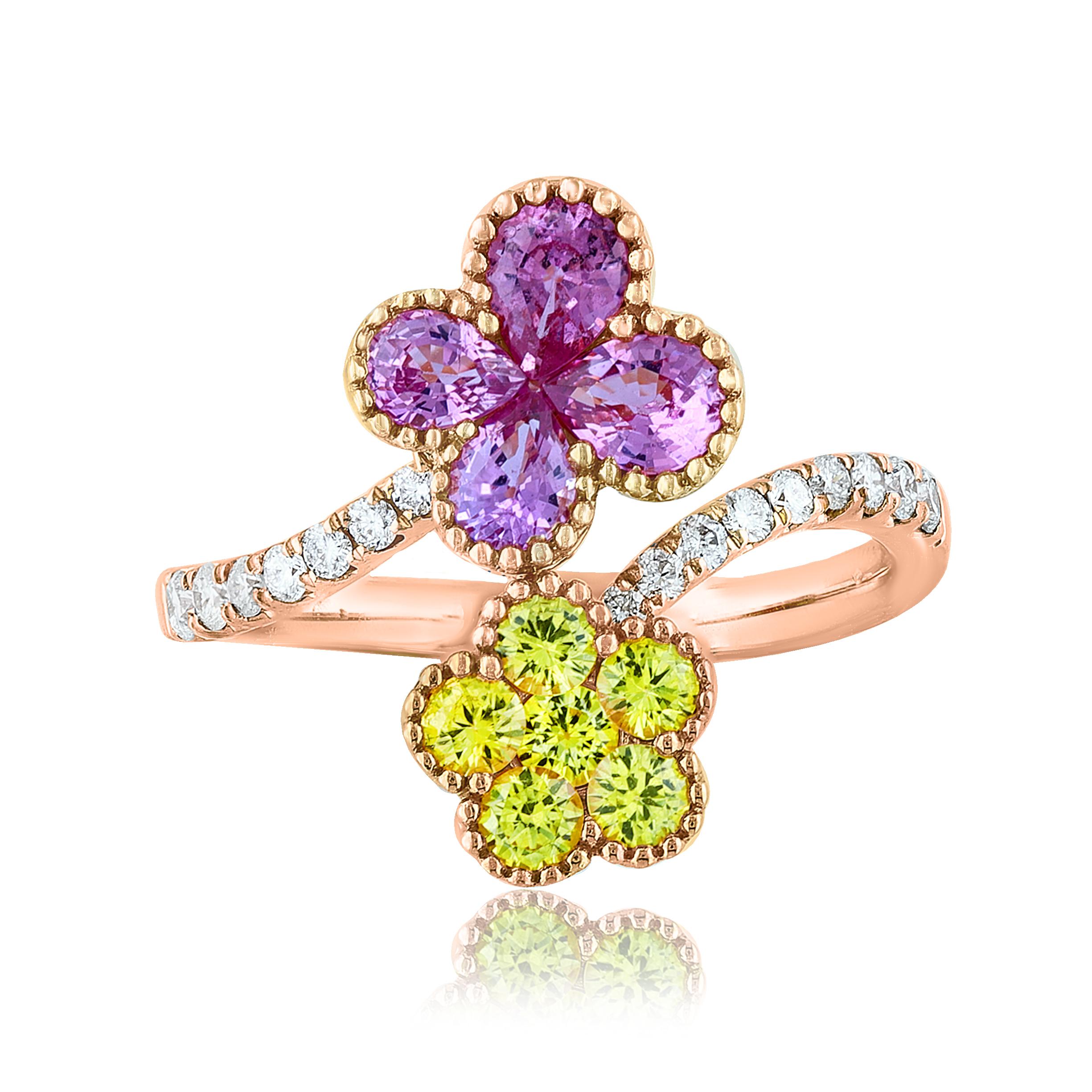 Une pièce de joaillerie à la mode : une bague fleur de cocktail présentant 0,83 carats de 4 saphirs roses et 0,45 carats de 6 saphirs jaunes.  16 diamants accentués pèsent 0,21 carat au total.

Taille américaine 6,5 (taille unique). 
Tous les