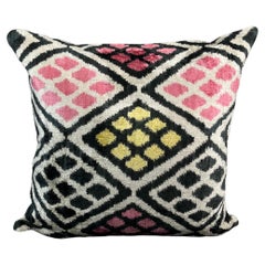 Housse de coussin Ikat en velours de soie rose et jaune 20" x 20".