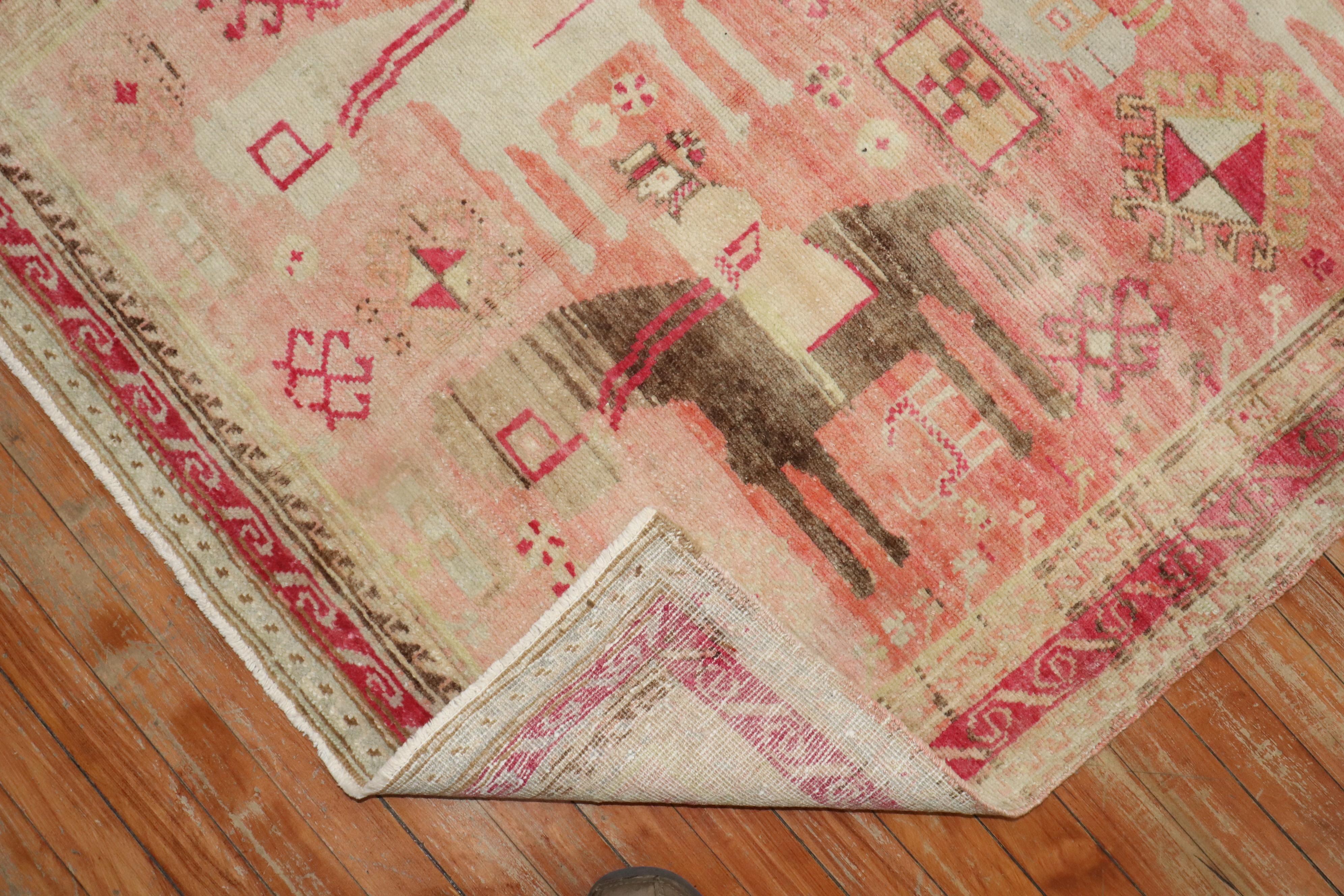 Rosa antiker Karabagh Karavan-Teppich in Rosa im Zustand „Gut“ im Angebot in New York, NY