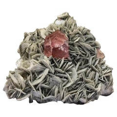 Cristal apatite rose joliment positionné sur un Matrix de moscovite du Pakistan