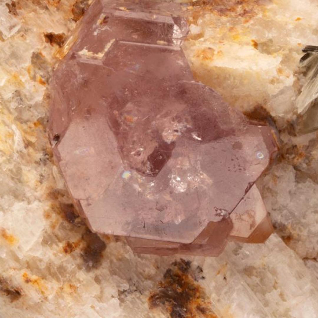 Rosa Apatit mit Muscovit auf Mikrokristall (21. Jahrhundert und zeitgenössisch) im Angebot