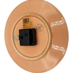 Rosa "Aprikose" Fiestaware Keramikteller Wanduhr von Homer Laughlin