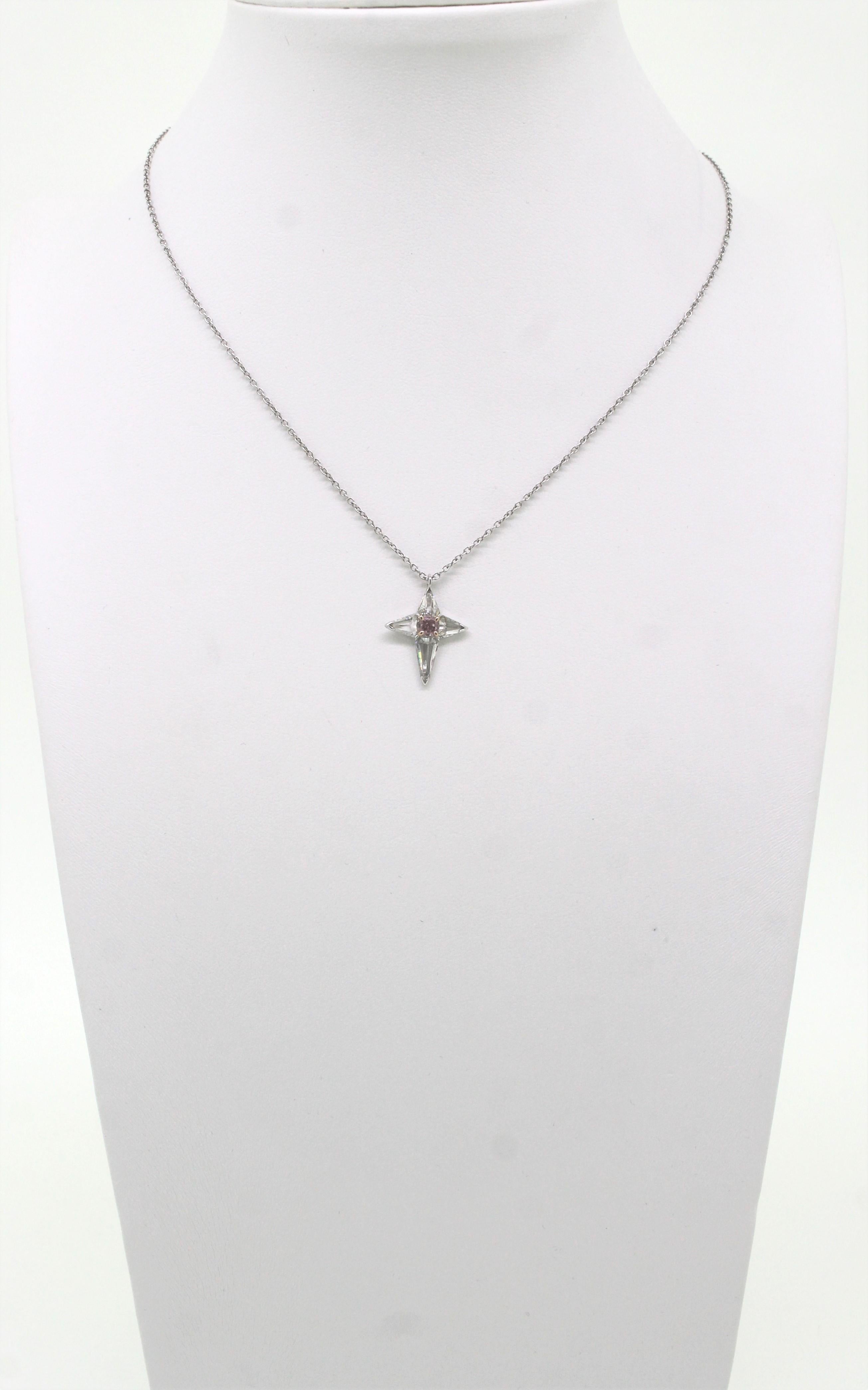 Pink Argyle Radiant Diamond and White Diamond Cross Pendant Necklace In New Condition For Sale In Milano, IT