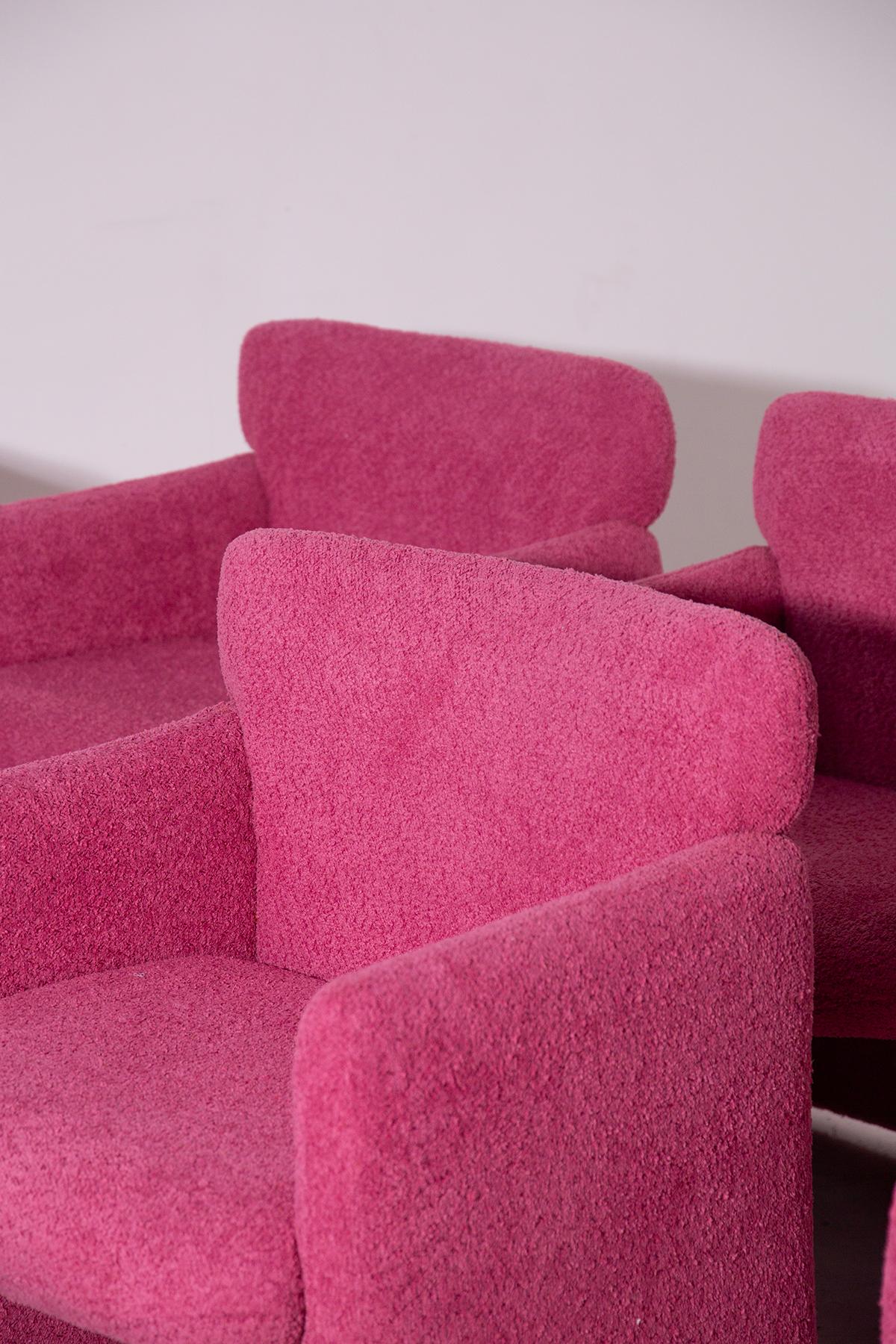 Erleben Sie die perfekte Mischung aus klassischem Design und modernem Komfort mit diesem Set aus sechs Eugenio Gerli Tecno Mod S148 Sesseln. Inspiriert von der Design-Ikone S142 wurden diese Sessel meisterhaft aus Massivholz gefertigt und vor kurzem