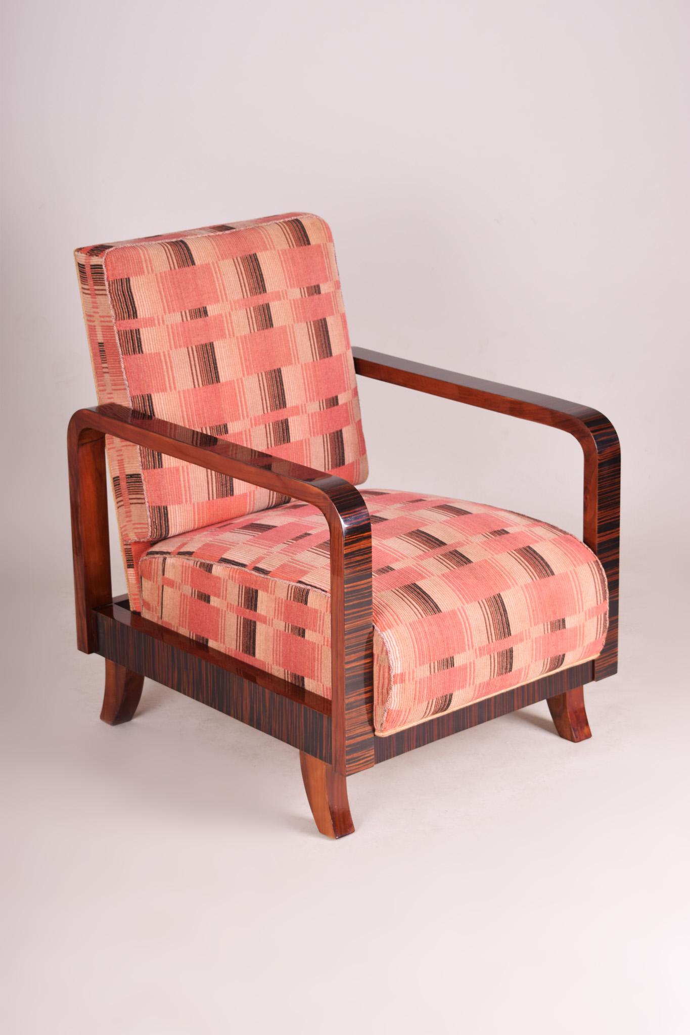 Rosa Art-Déco-Sessel, hergestellt in den 1930er Jahren in Tschechien und restauriert, Originalstoff im Angebot 4