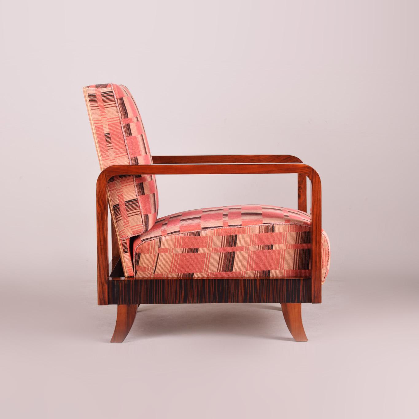 Rosa Art-Déco-Sessel, hergestellt in den 1930er Jahren in Tschechien und restauriert, Originalstoff (Tschechisch) im Angebot