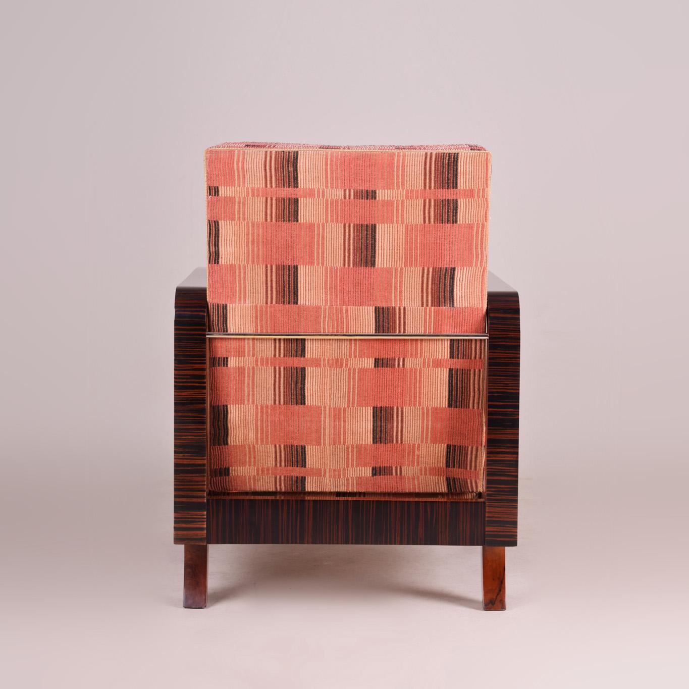 Rosa Art-Déco-Sessel, hergestellt in den 1930er Jahren in Tschechien und restauriert, Originalstoff im Zustand „Gut“ im Angebot in Horomerice, CZ