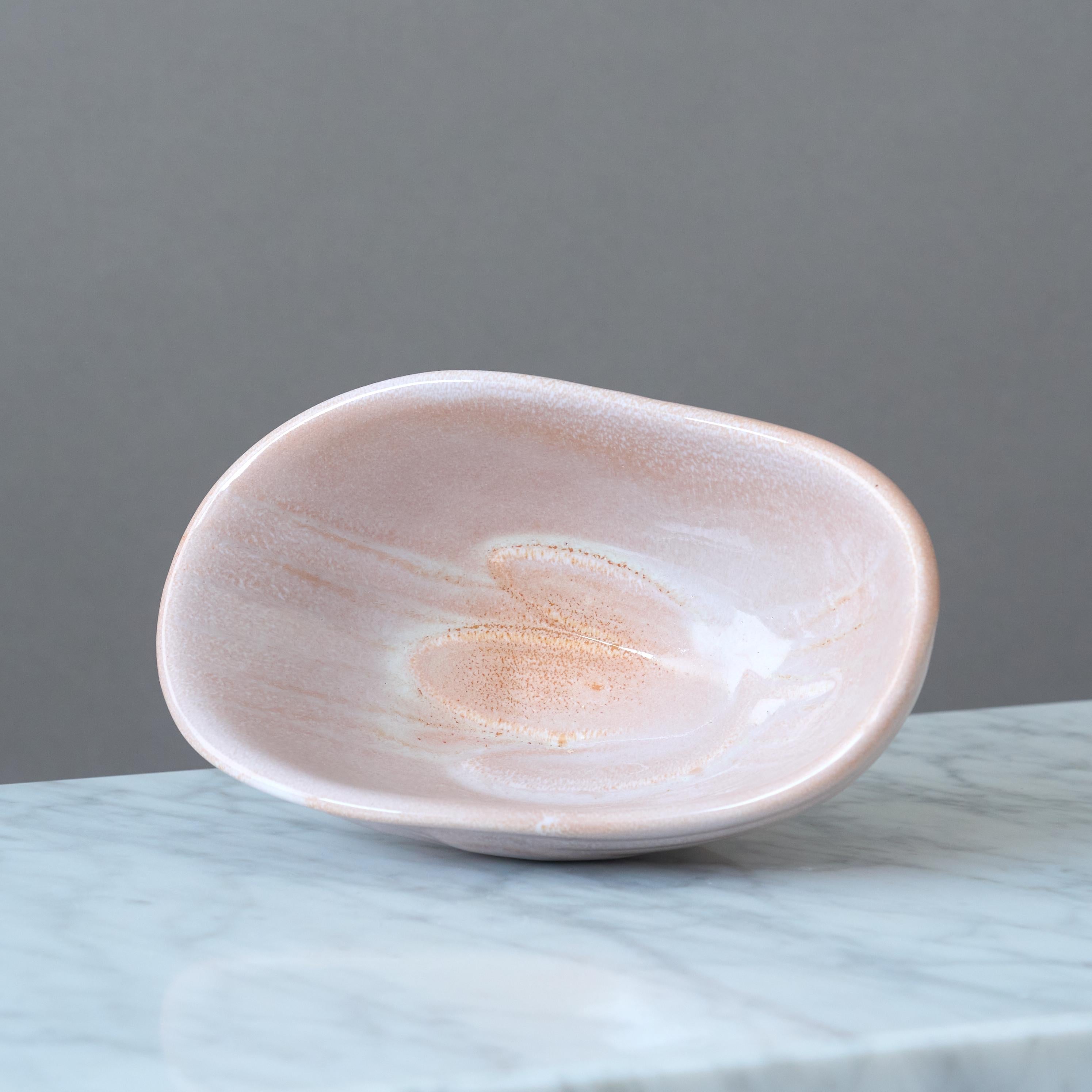 Rosa Schale aus Steinzeug im Art-déco-Stil von Gunnar Nylund. Rorstrand, Schweden, 1930er-Jahre. (Art déco) im Angebot