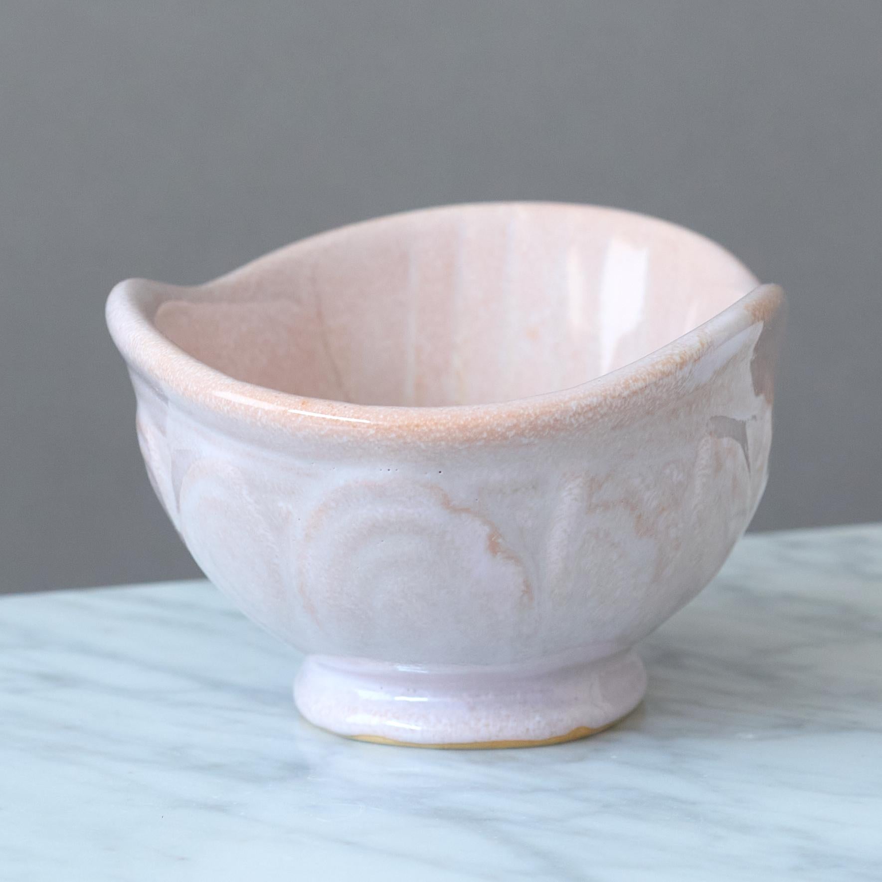 Rosa Schale aus Steinzeug im Art-déco-Stil von Gunnar Nylund. Rorstrand, Schweden, 1930er-Jahre. (20. Jahrhundert) im Angebot