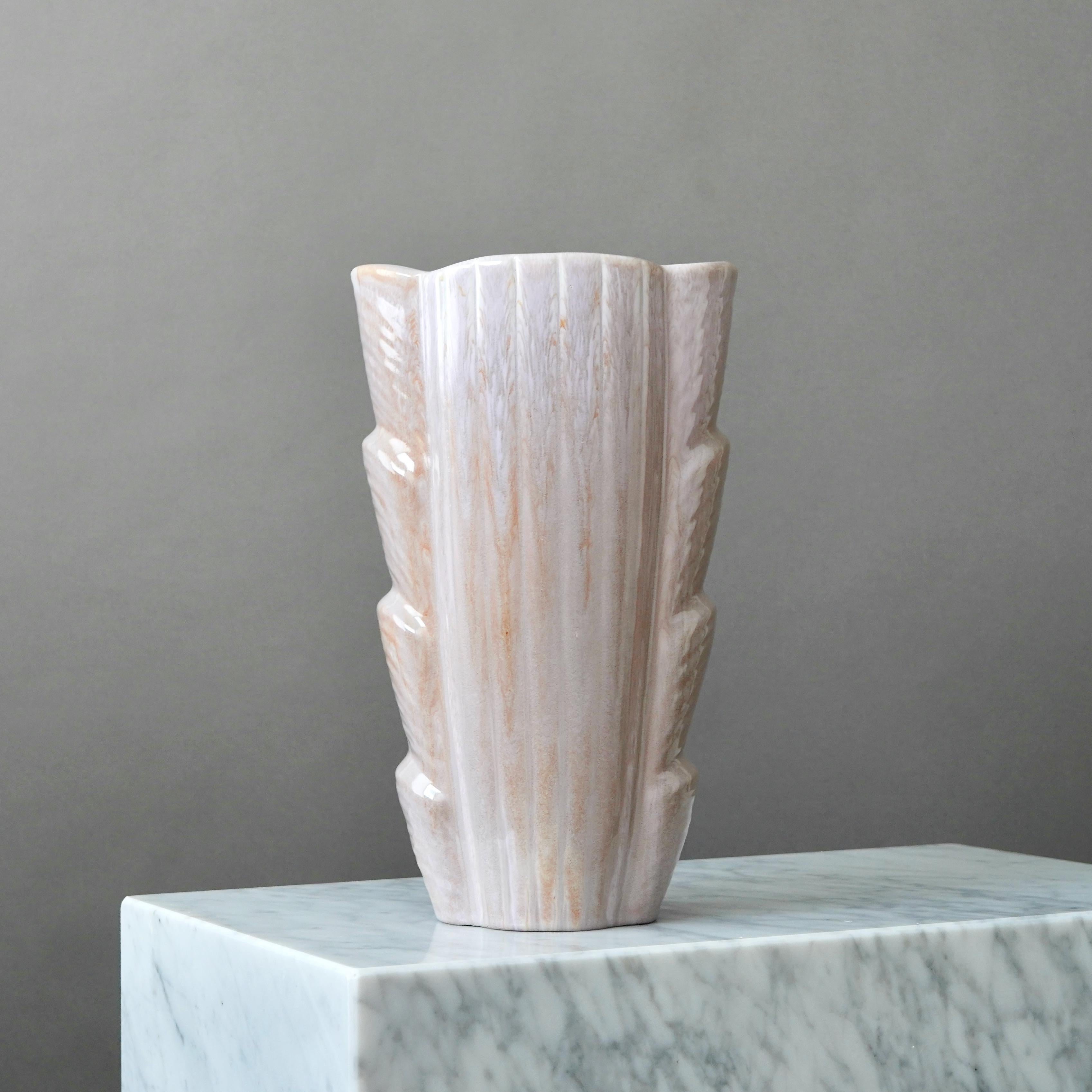 Magnifique vase en grès art déco / Swedish grace avec une glaçure étonnante.
Conçu par Gunnar Nylund pour Rörstrand, Suède, années 1930.

Excellent état. 
Incisé avec la marque du fabricant.

Gunnar Nylund (1904-1997) est né à Paris, en France. Ses