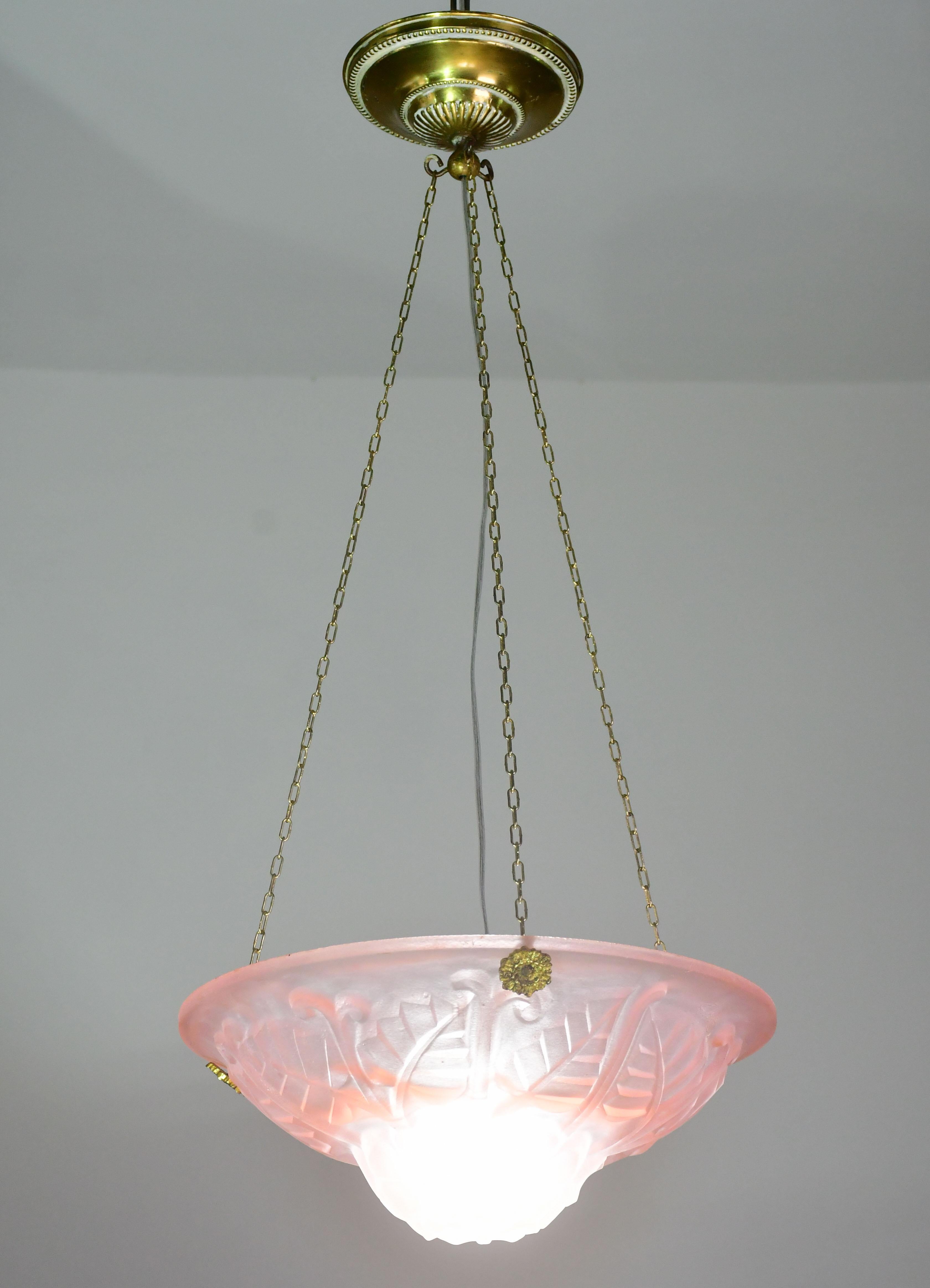 Lampada a sospensione francese degli anni '20-'40 con paralume in vetro rosa con motivi floreali.
Vetro in perfette condizioni, con le tre catene originali 
Il paralume in vetro decorato ha una bellissima trama floreale.

Altezza totale con catena