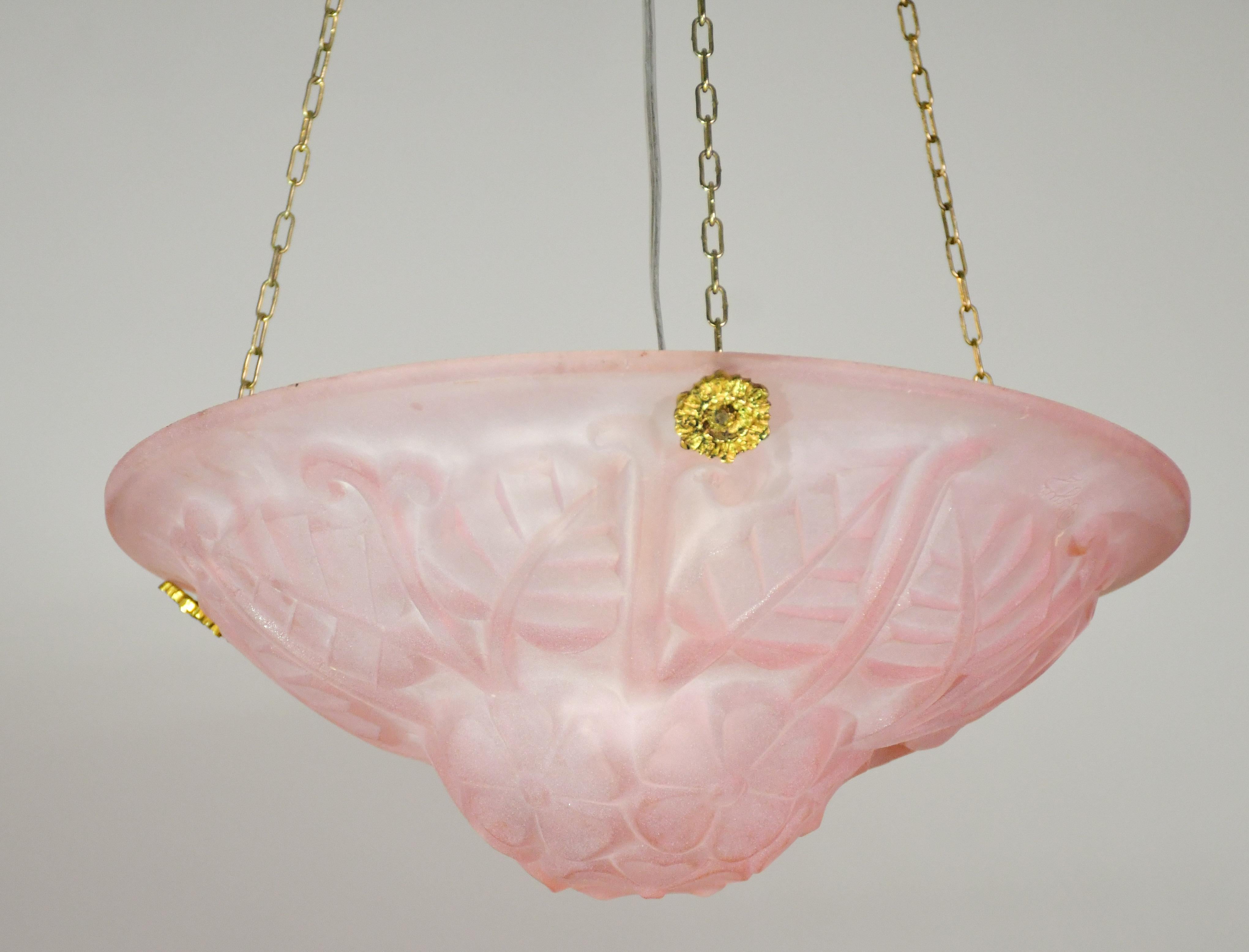 Art Déco Ciondolo rosa di qualità Top-Light Deco con decorazioni floreali, firmato Degué in vendita