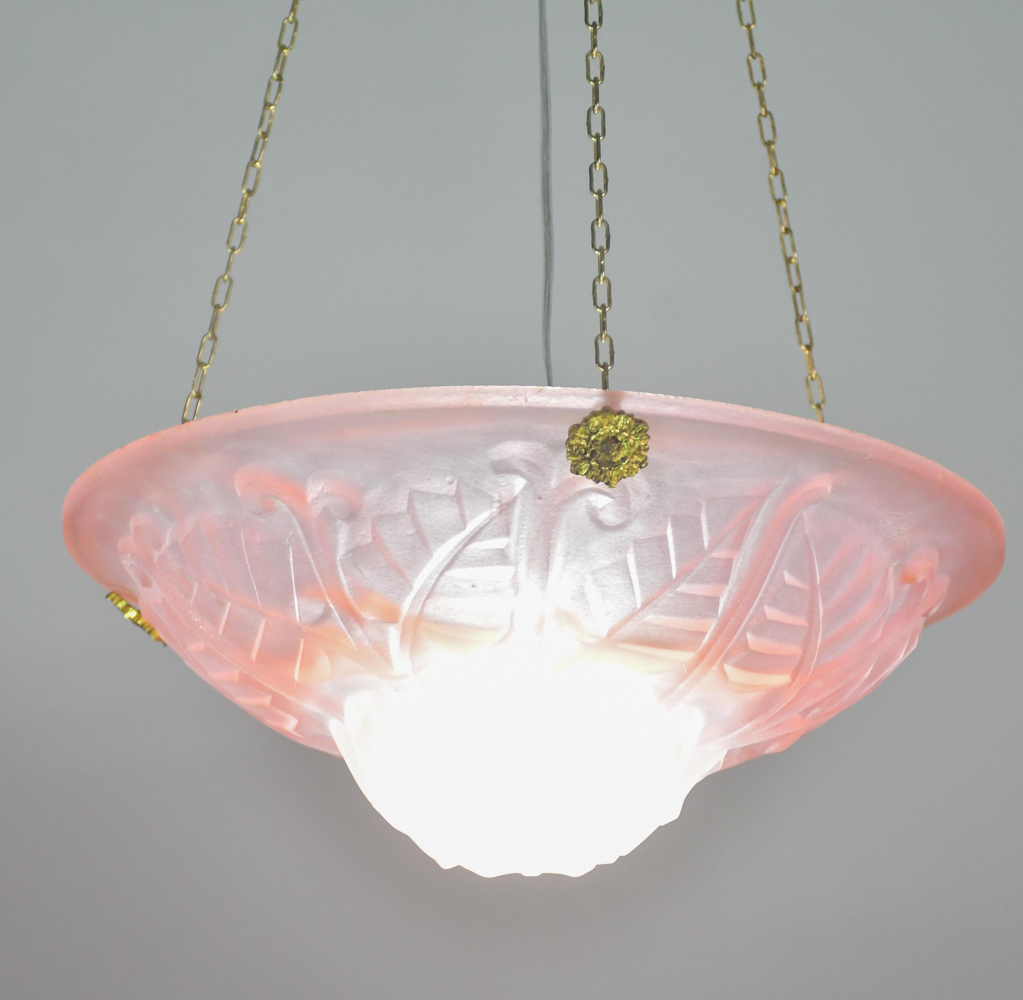 Inizio XX secolo Ciondolo rosa di qualità Top-Light Deco con decorazioni floreali, firmato Degué in vendita