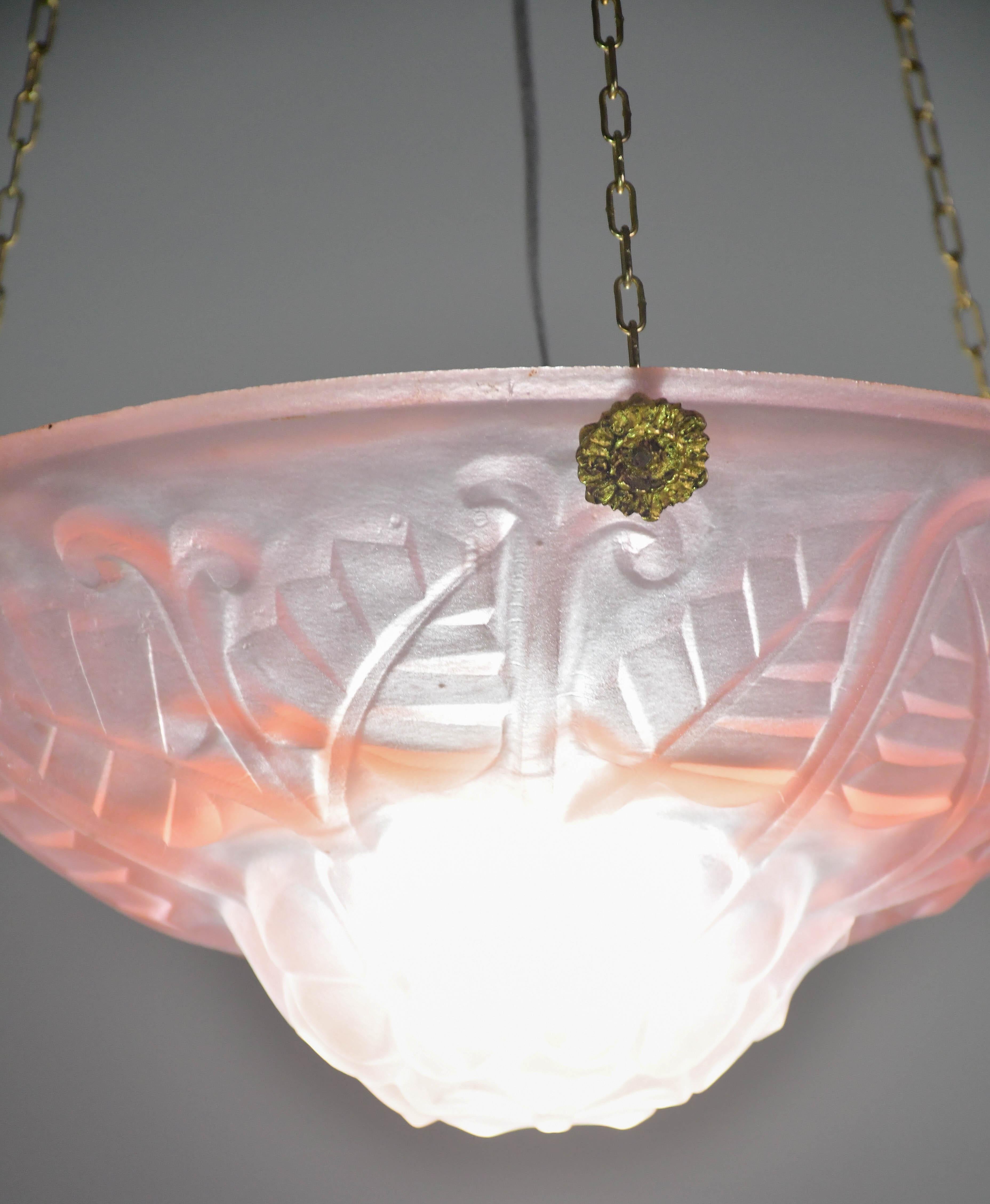 Ciondolo rosa di qualità Top-Light Deco con decorazioni floreali, firmato Degué in vendita 1
