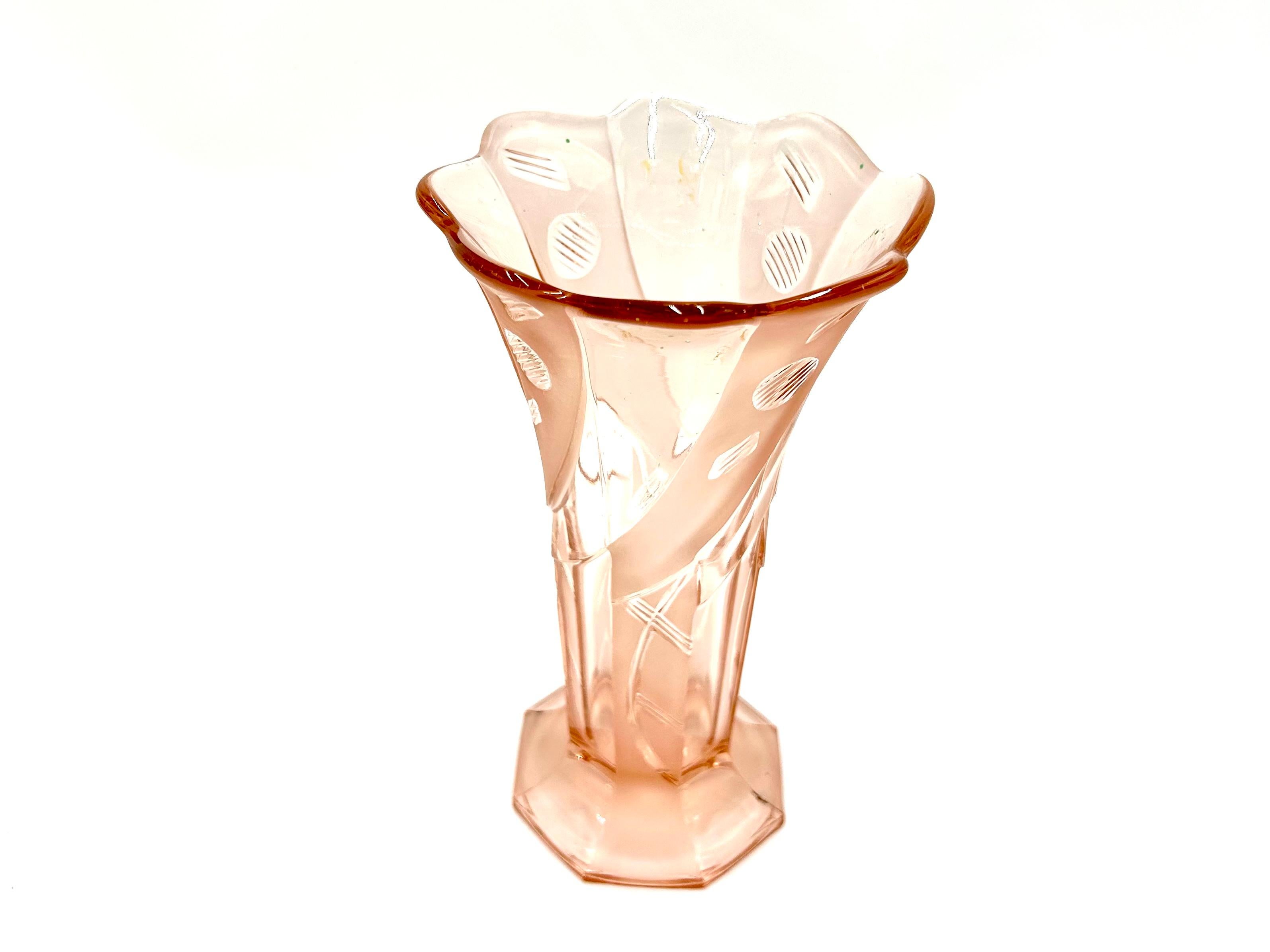 Polish Pink Art Deco Vase, Designed by M. Titkow, Niemen Glassworks, Poland, 1930s For Sale