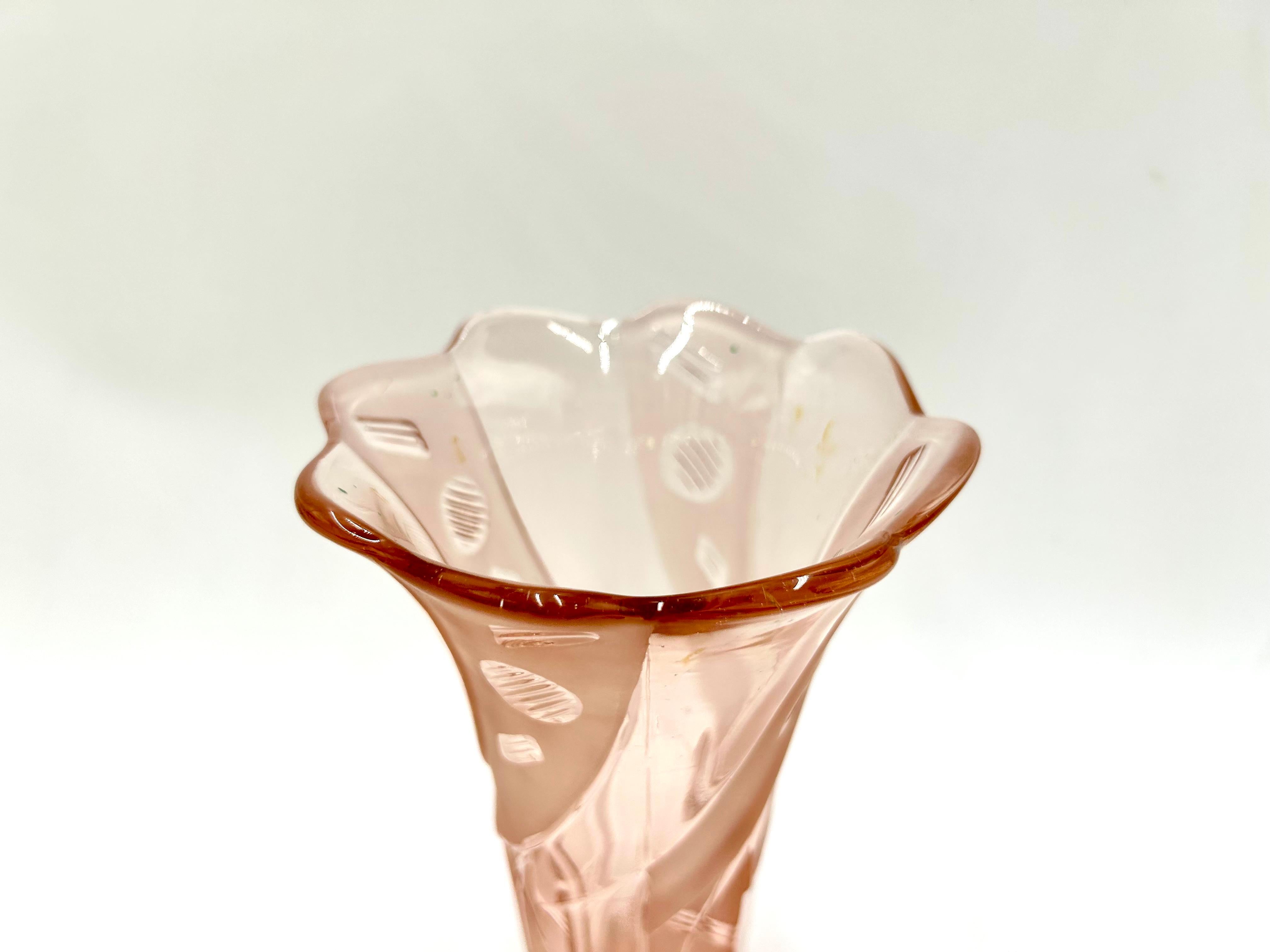 Pink Art Deco Vase, Designed by M. Titkow, Niemen Glassworks, Poland, 1930s In Good Condition In Chorzów, PL