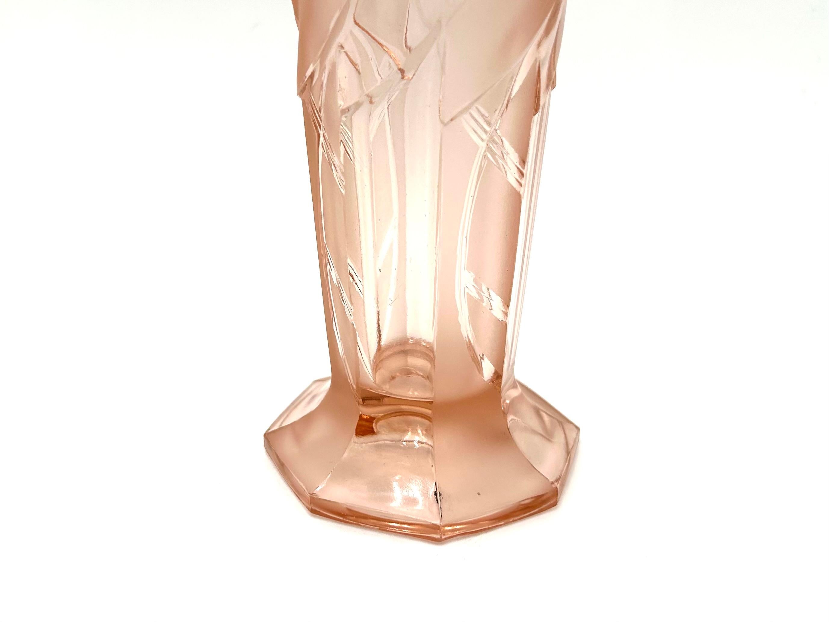 Pink Art Deco Vase, Designed by M. Titkow, Niemen Glassworks, Poland, 1930s For Sale 1