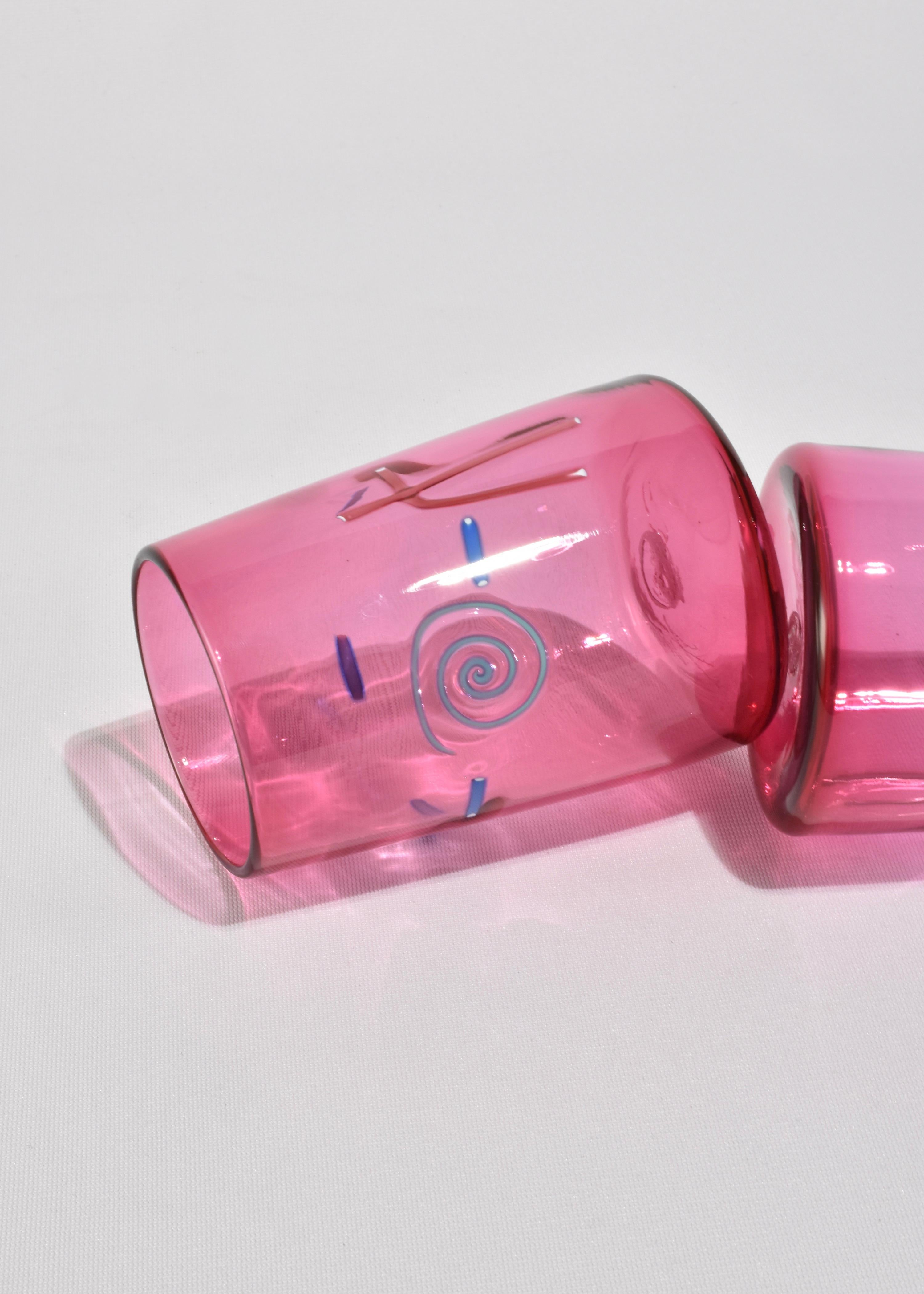 Splendido set di due bicchieri in vetro artistico vintage di colore rosa con un dettaglio astratto. Firmato sulla base, Fineline 1991.