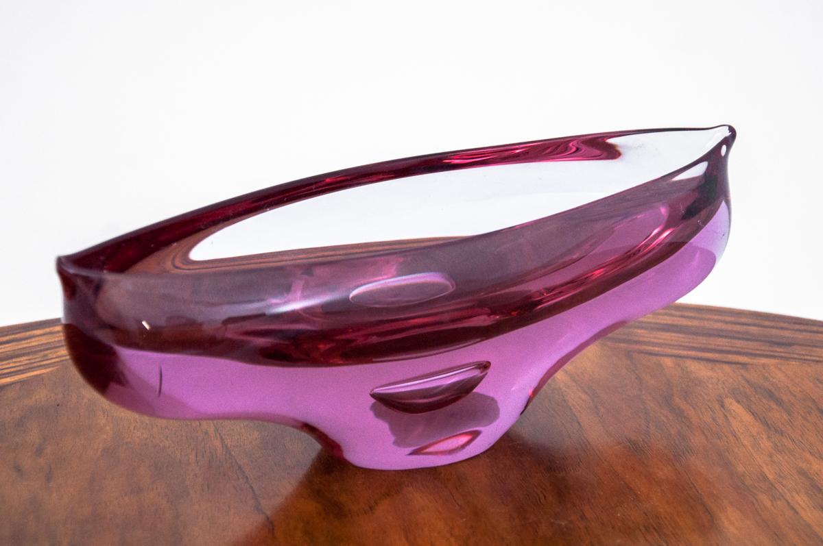 Pink oblong ashtray / bowl in a modernist shape, Czech heavy glass.

Designer Miloslav Klinger, Czechoslovakia, 1960s

Measures: Height 8.5 cm / width 24.5 cm / depth 8 cm.