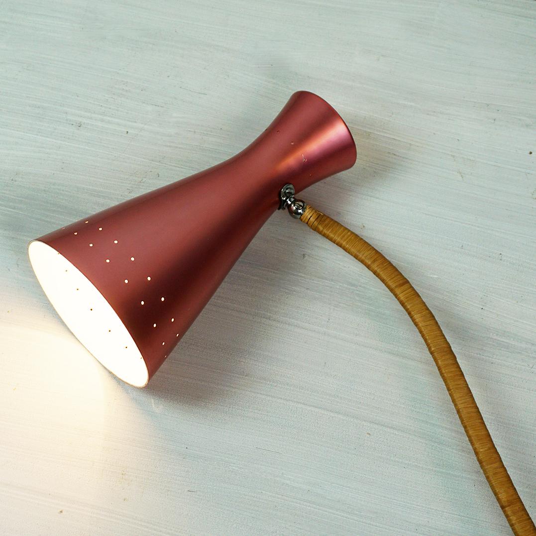 Lampada da parete regolabile rosa austriaca del metà secolo attr. a Rupert Nikoll in vendita 2