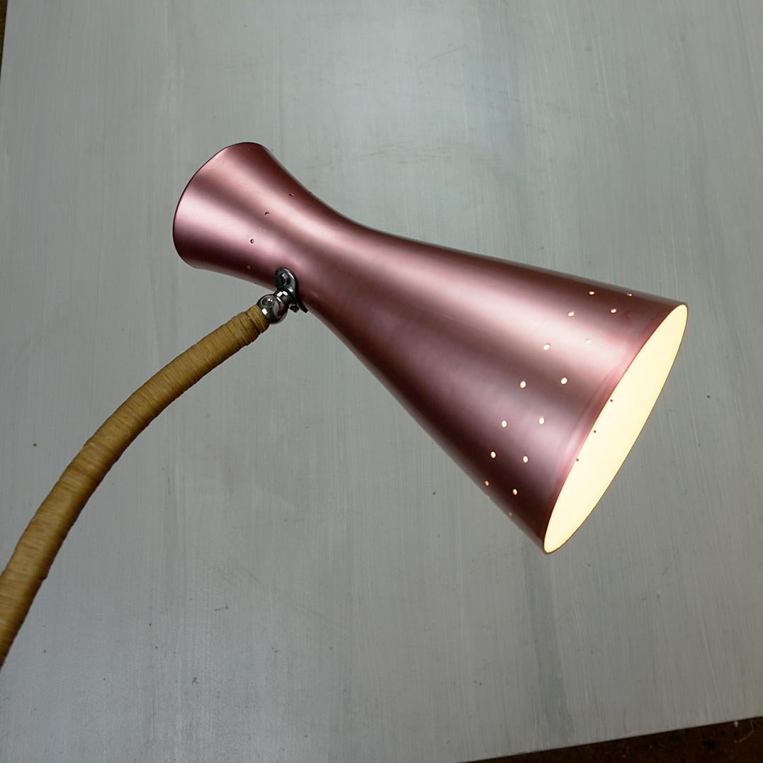 Lampada da parete regolabile rosa austriaca del metà secolo attr. a Rupert Nikoll in vendita 5