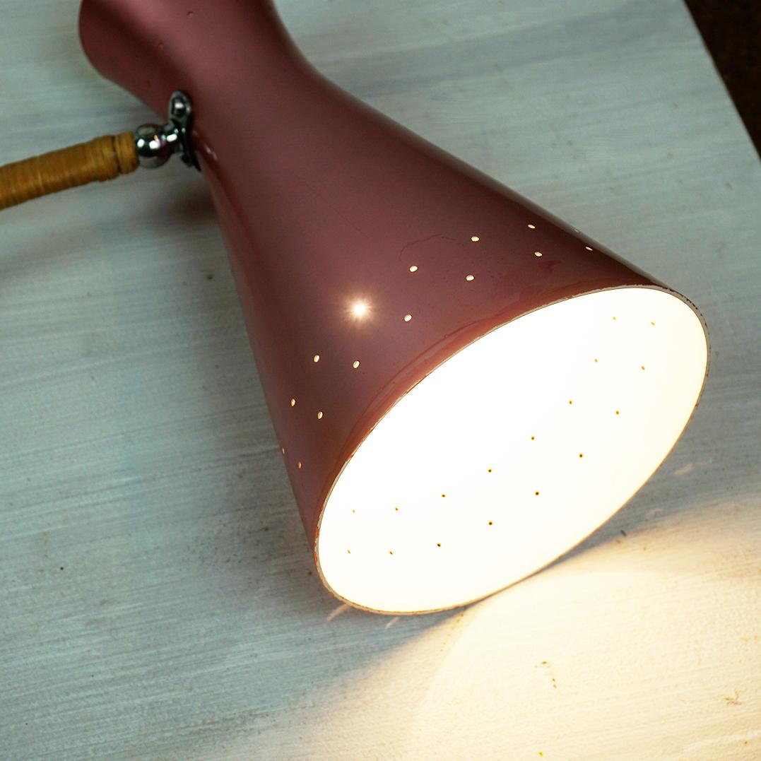 Lampada da parete regolabile rosa austriaca del metà secolo attr. a Rupert Nikoll in vendita 7