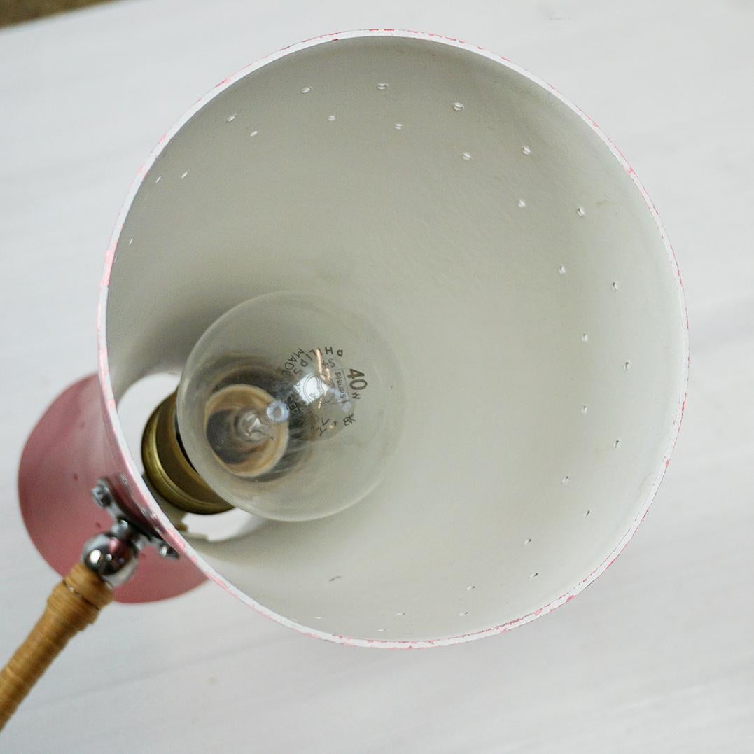 Lampada da parete regolabile rosa austriaca del metà secolo attr. a Rupert Nikoll in vendita 8