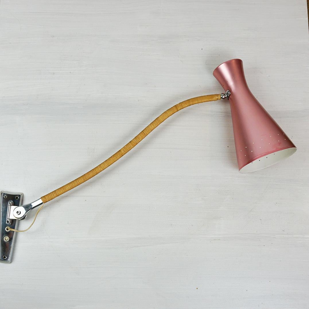 Questa grande e straordinaria applique austriaca del Midcentury è stata progettata e prodotta negli anni '50 a Vienna, in Austria, probabilmente da Rupert Nikoll, uno dei più importanti produttori di lampade.
Presenta un paralume Diabolo rosa tenue
