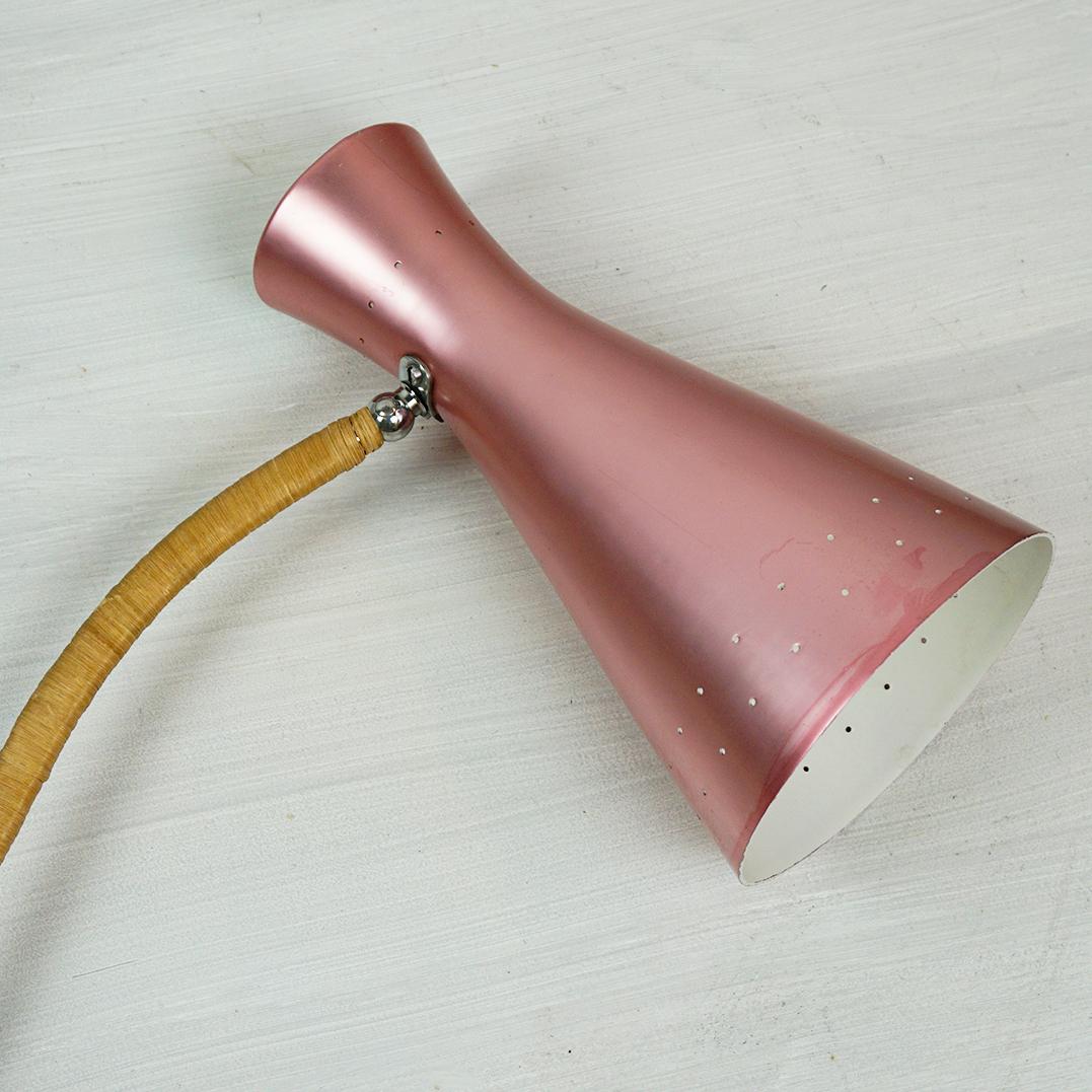 Mid-Century moderno Lampada da parete regolabile rosa austriaca del metà secolo attr. a Rupert Nikoll in vendita