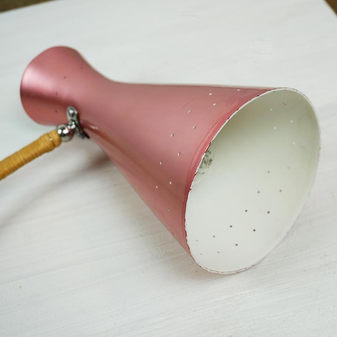 Austriaco Lampada da parete regolabile rosa austriaca del metà secolo attr. a Rupert Nikoll in vendita