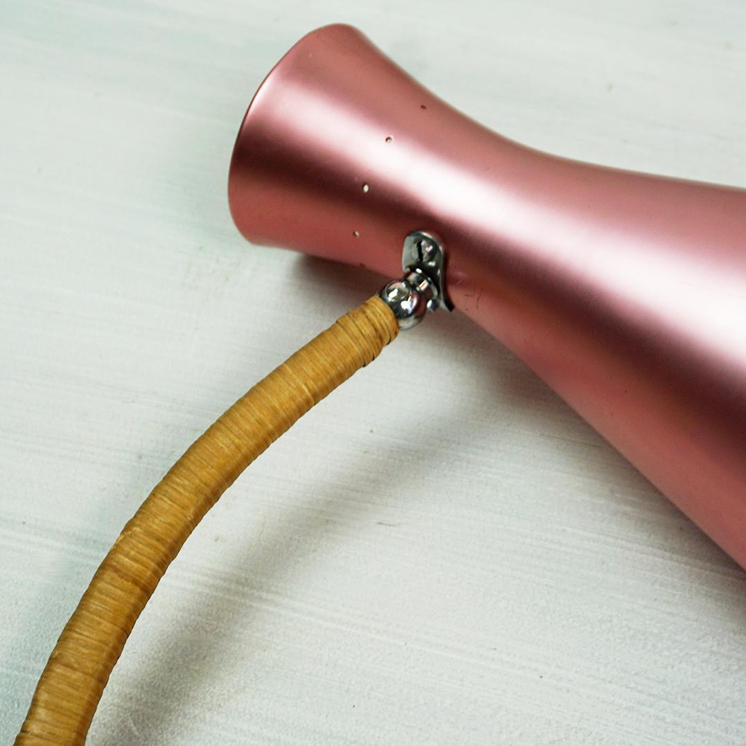 Laccato Lampada da parete regolabile rosa austriaca del metà secolo attr. a Rupert Nikoll in vendita