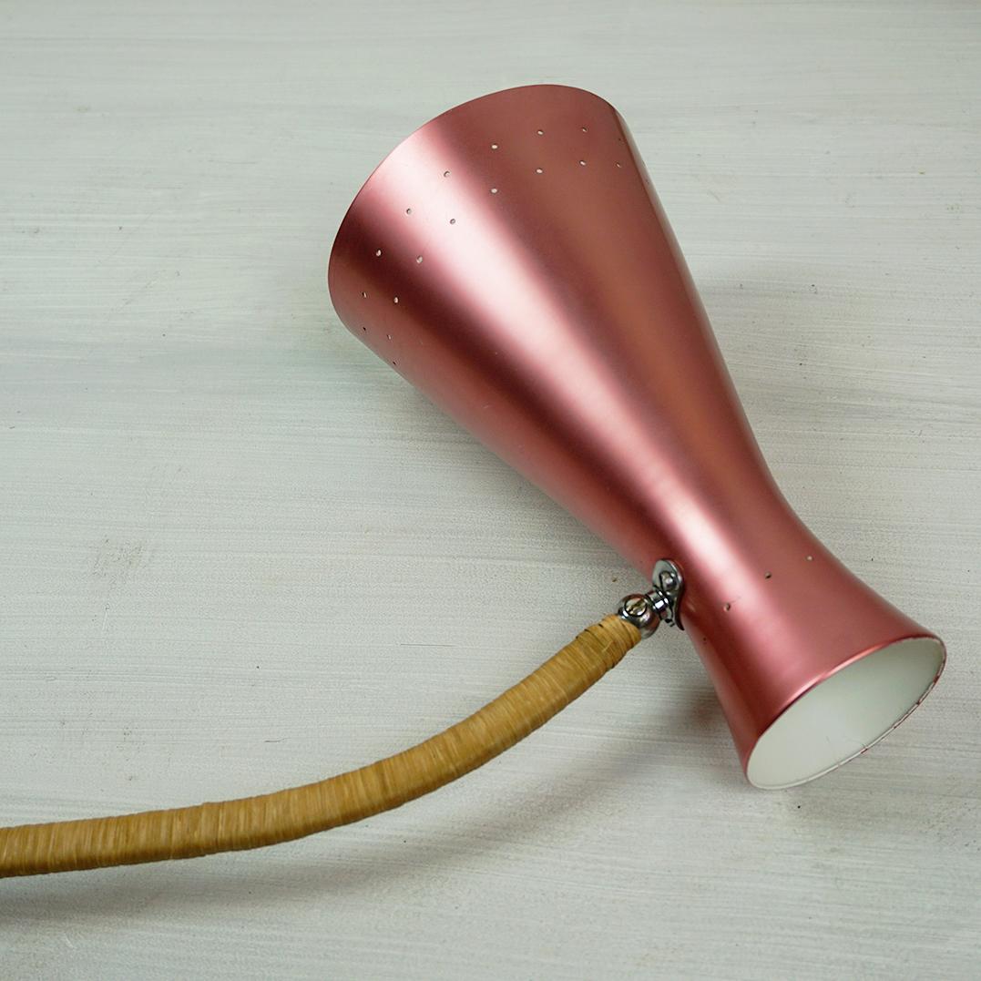 Lampada da parete regolabile rosa austriaca del metà secolo attr. a Rupert Nikoll In condizioni buone in vendita a Vienna, AT