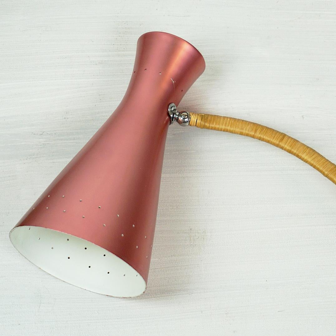 Metallo Lampada da parete regolabile rosa austriaca del metà secolo attr. a Rupert Nikoll in vendita