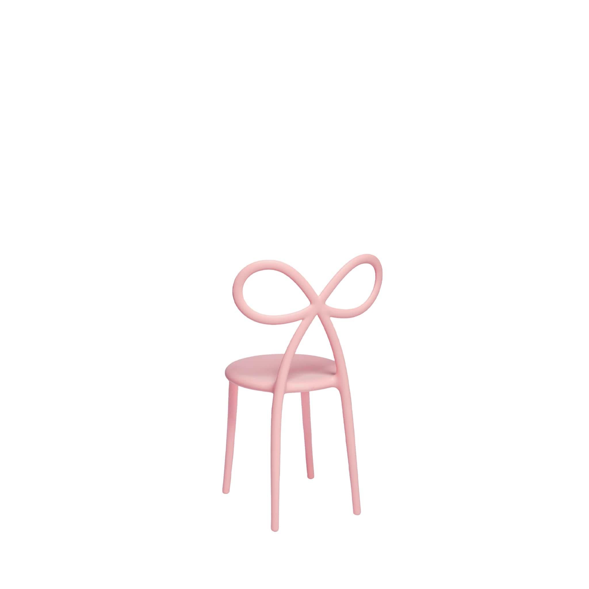 The feminine chair par excellence is now proposed in the mini version, suitable for children. The delicate and essential shapes remind the Ribbon Chair in the original size: that’s how a small-scale chair with a strong identity was born. As in the
