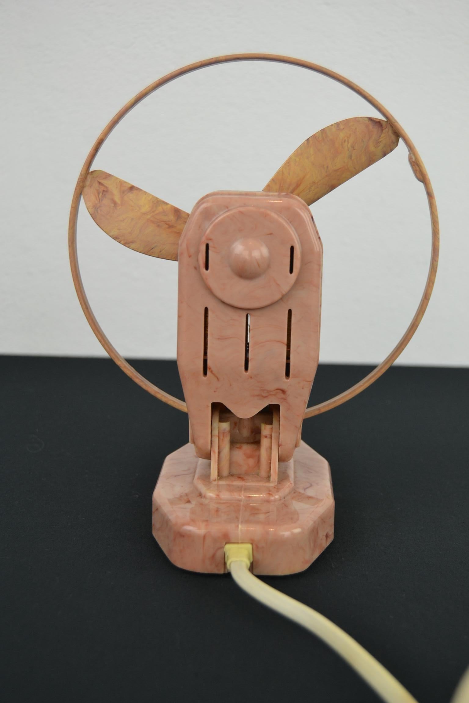 Pink Bakelite Electric Table Fan by Tana VEB Germany, 1950s In Good Condition For Sale In Antwerp, BE