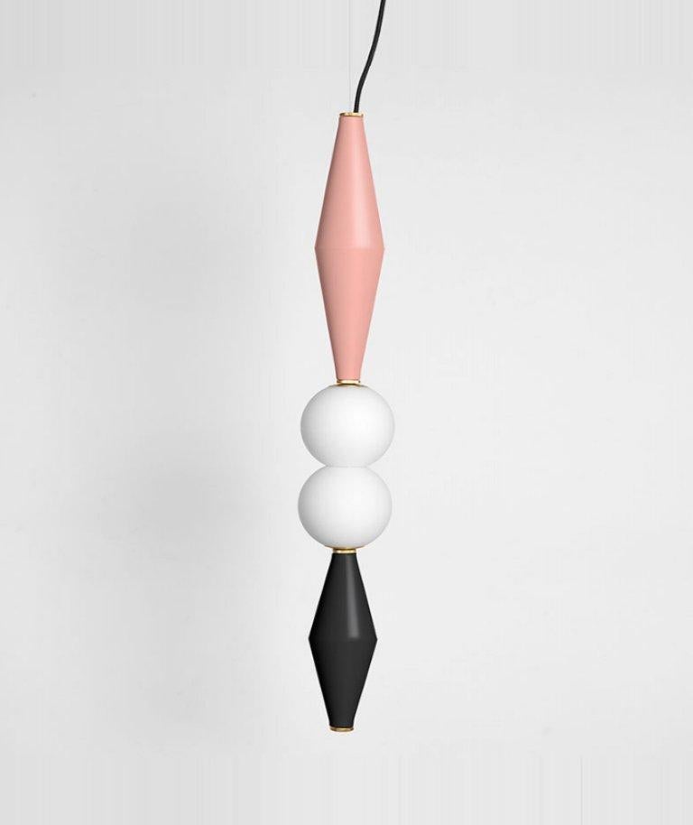 Lampada Gamma E rosa/nera di Mason Editions
Dimensioni: 12 × 12 × 37 cm
Materiali: alluminio e vetro soffiato bianco opalino
Colori: rosa, bordeaux, grigio chiaro, verde salvia, verde petrolio, nero; verde petrolio/nero, verde salvia/nero,