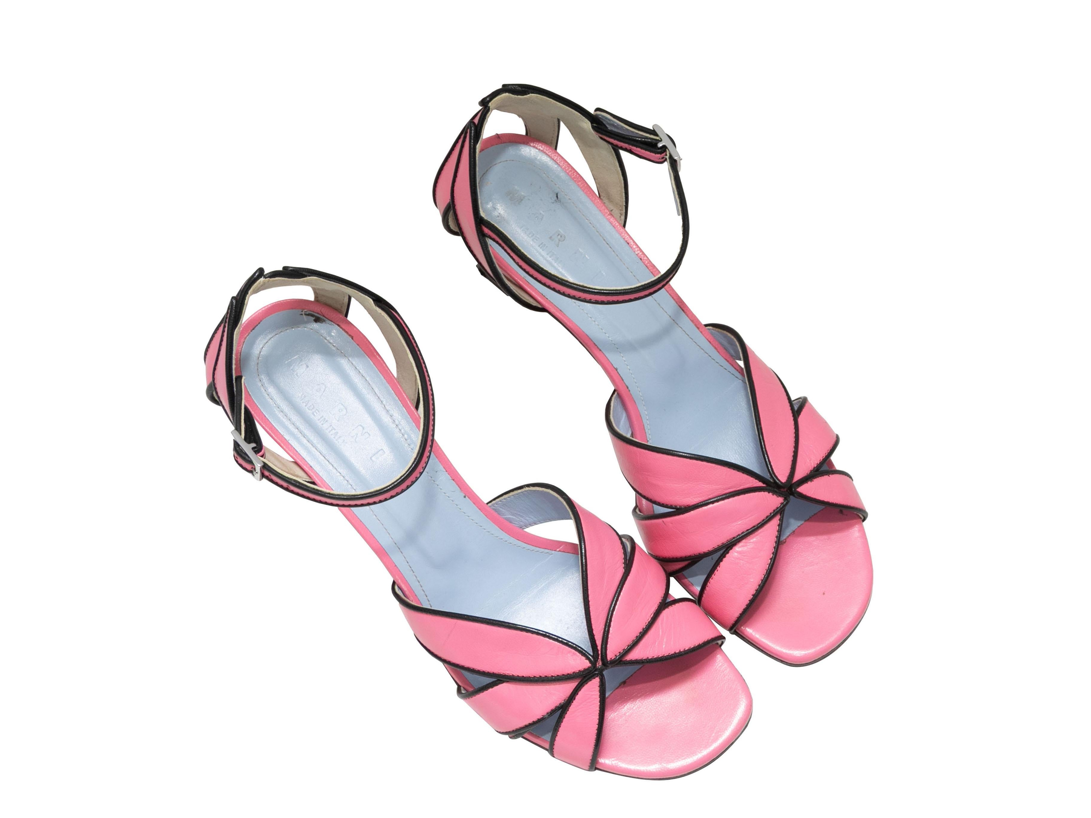 Sandalias de tacón de piel rosa y negra de Marni. Cierres de hebilla plateados en las tiras del tobillo. Tacón de 5 cm de altura.