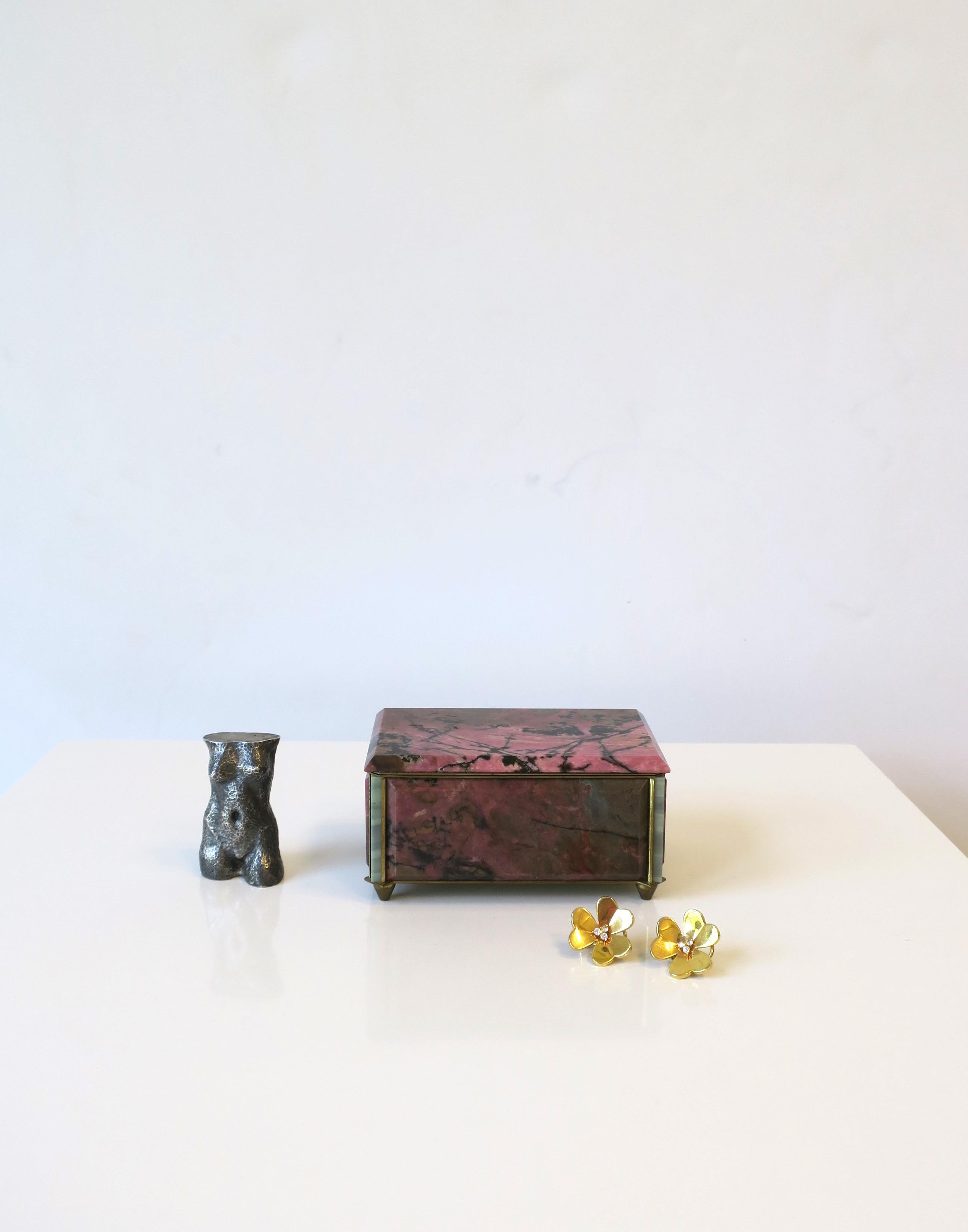 20ième siècle Boîte à bijoux rose rhodonite noire et quartz et bronze en vente