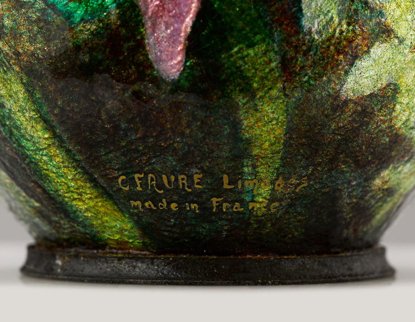De délicates fleurs roses semblent jaillir de ce rare vase émaillé de Limoges par Camille Fauré. Des couches successives d'émail aux couleurs vives et aux lignes gravées par des experts ont été appliquées sur un vase en cuivre pour créer le motif en