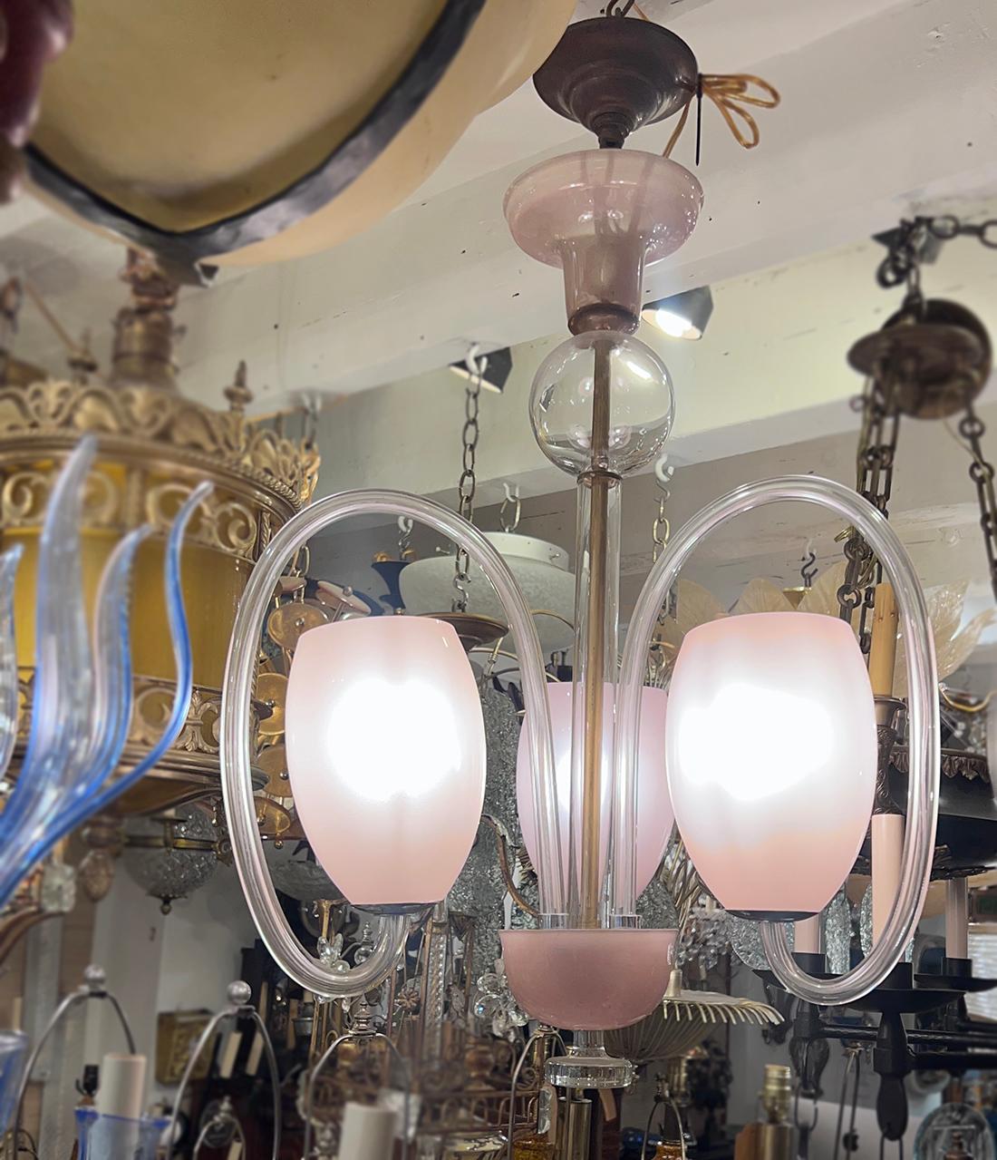Vetro soffiato Lampadario a luce rosa in vetro soffiato in vendita