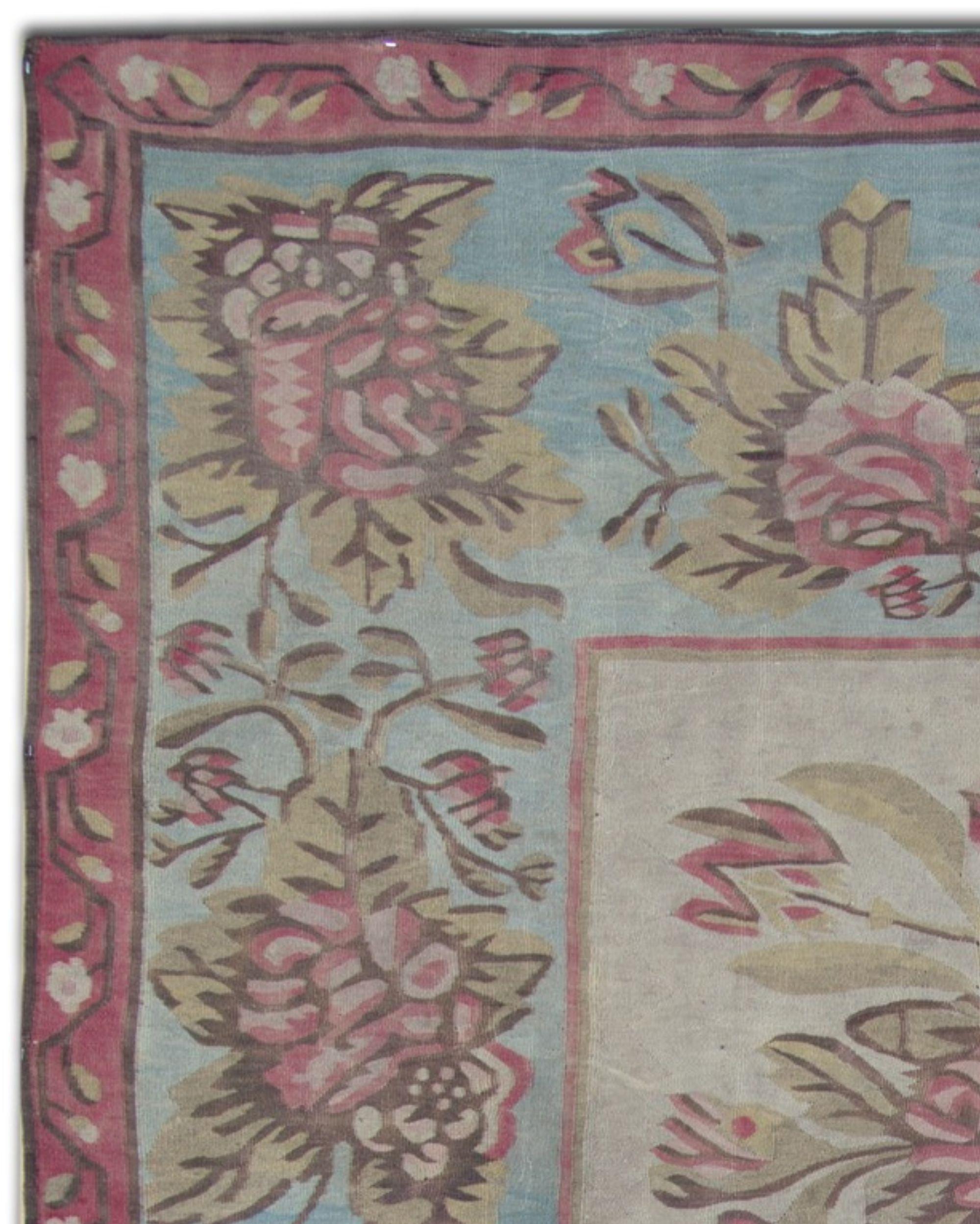 Tintura vegetale Rug & Kilim rosa e blu Bessarabian 1870s Floral Wool Flatweave Carpet 176x271cm in vendita