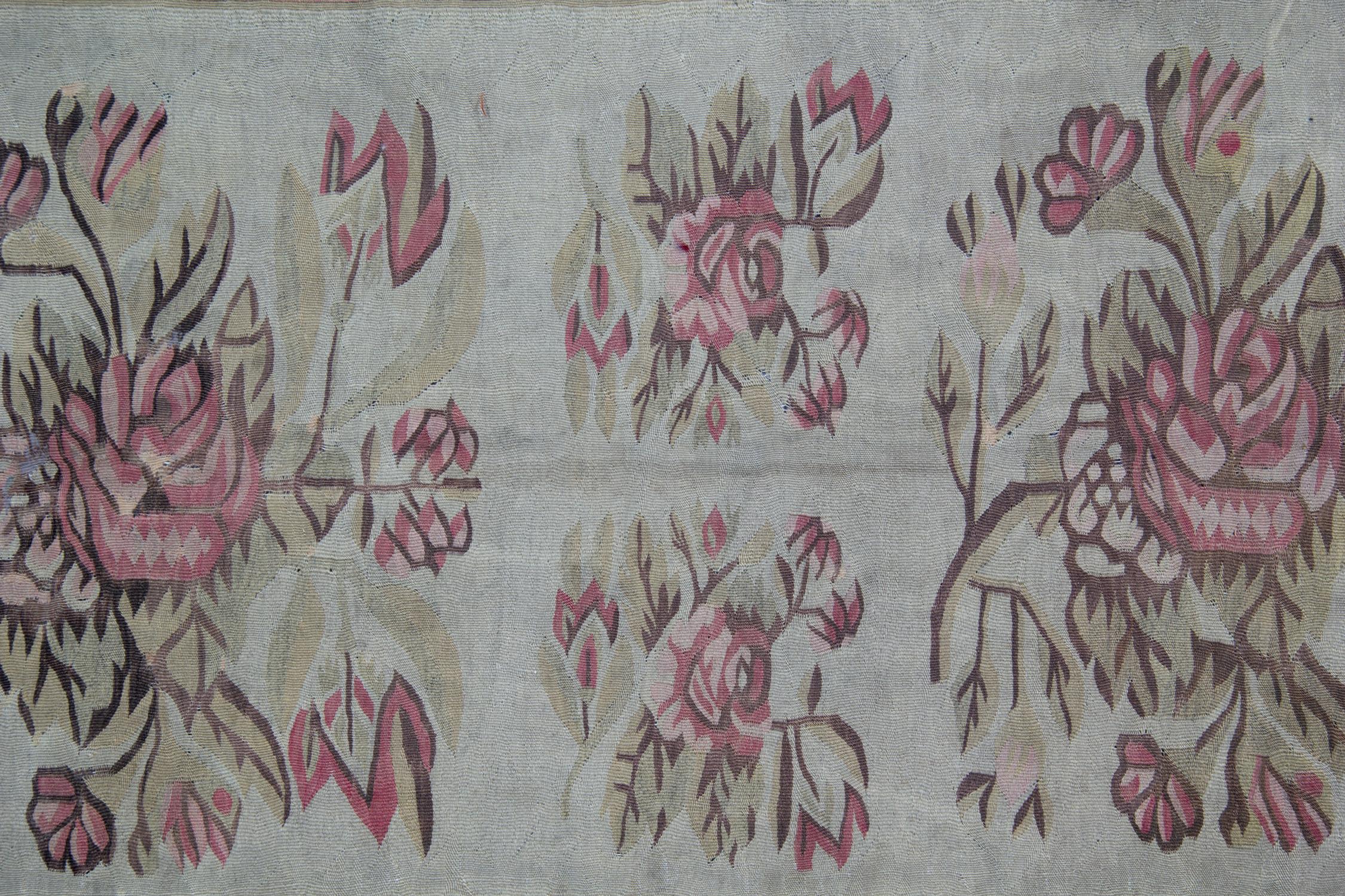 Lana Rug & Kilim rosa e blu Bessarabian 1870s Floral Wool Flatweave Carpet 176x271cm in vendita