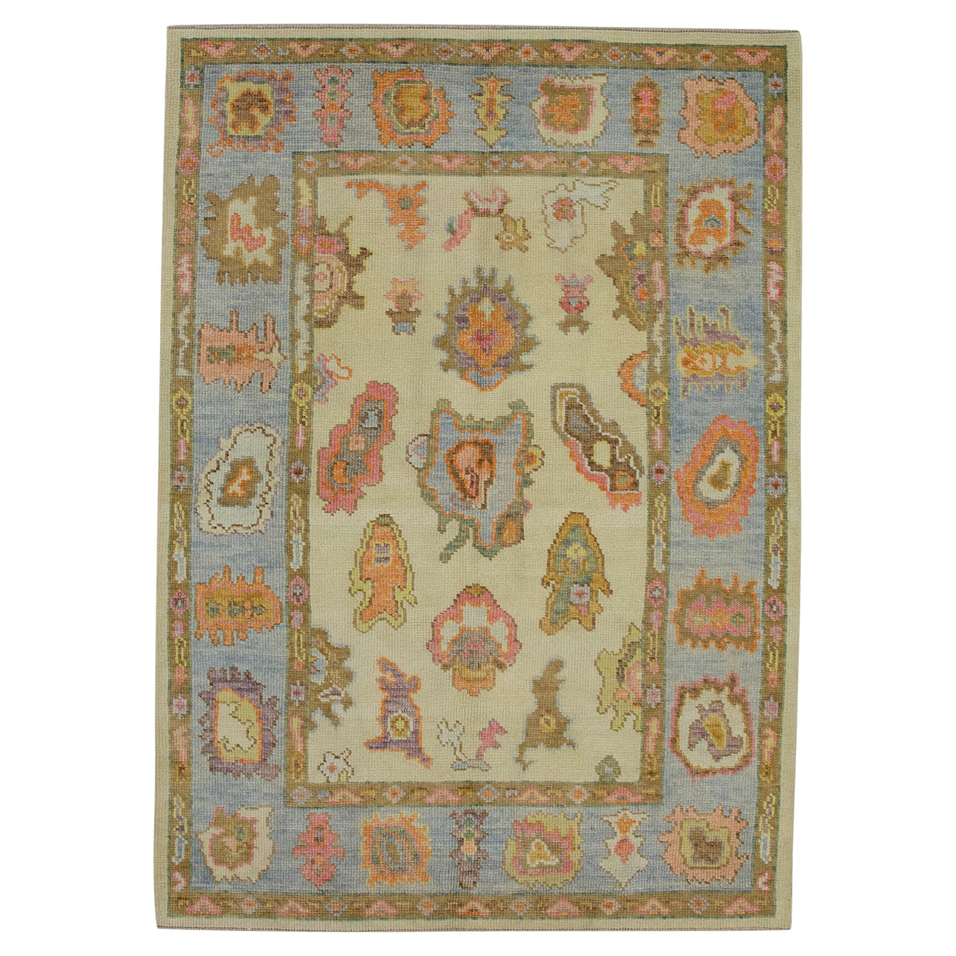 Tapis turc Oushak en laine tissé à la main à motifs floraux roses et bleus 4'1" x 6'3".