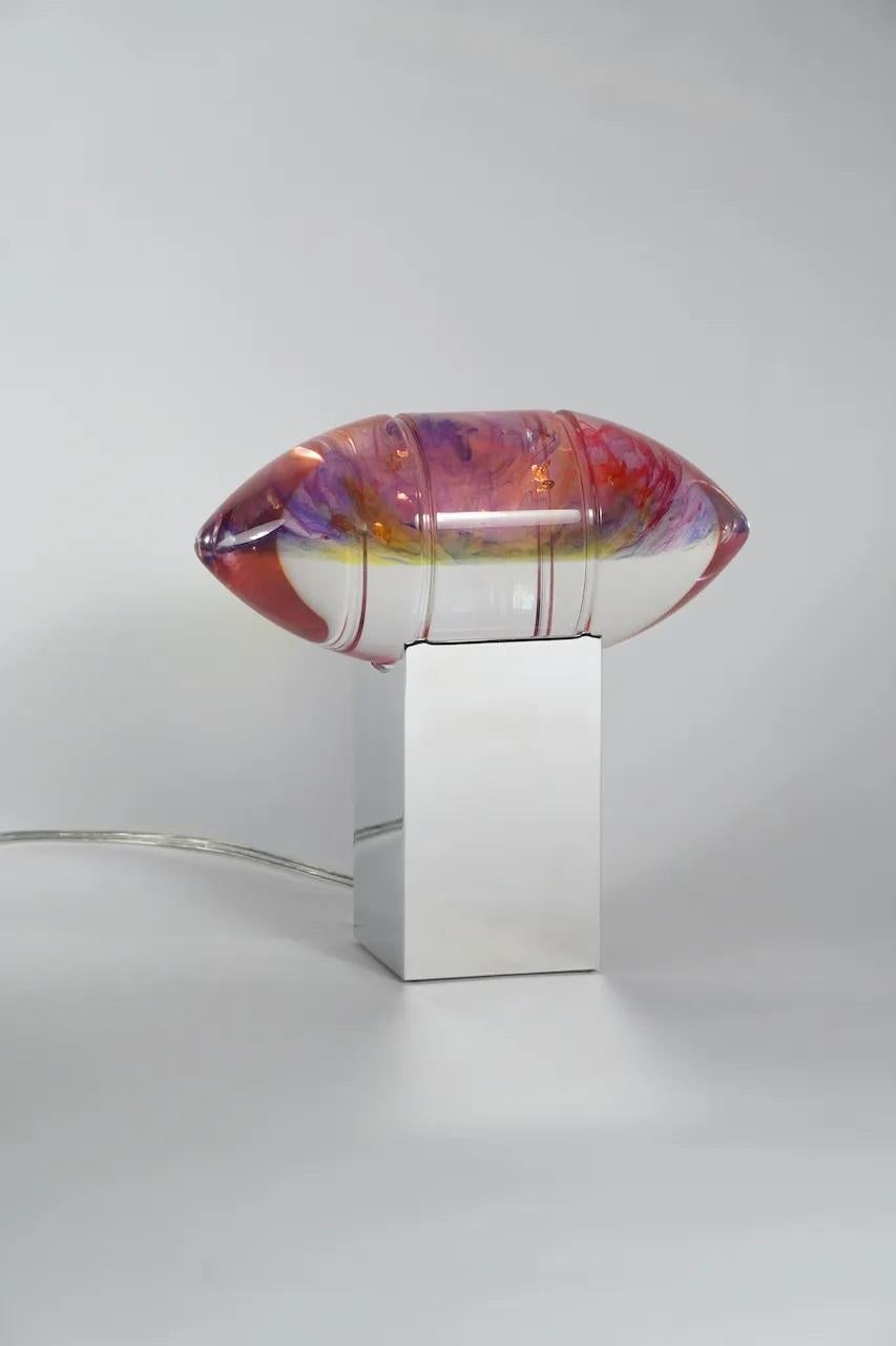 Lampada Helios Rosa Blu Oro di Zoran Strijbosch
Fatto a mano
Dimensioni: 
Base: D. 9 x L. 9 H. 15 cm
Sfera: D. 10,5 x L. 10,5 x H. 25 cm
Materiali: Alluminio, acrilico.

Nell'antichità, Rever era venerato come il dio del sole, incaricato di guidare