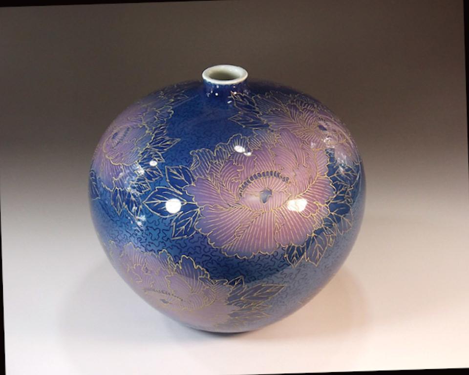 Vase en porcelaine décorative japonaise contemporaine, doré de manière extrêmement complexe et peint à la main sur une porcelaine fine ovoïde de forme magnifique dans différentes nuances de bleu et de rose pour créer une surface transparente