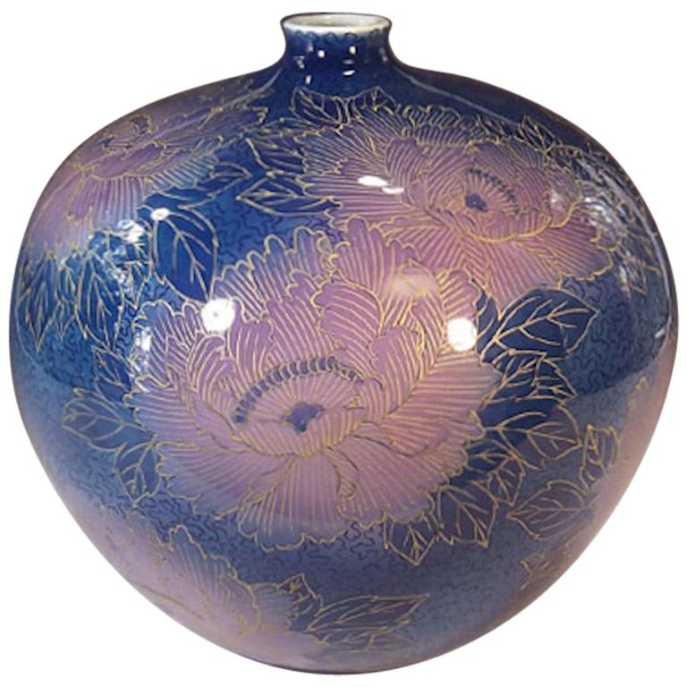 Vase en porcelaine rose, bleu et or de l'artiste japonais contemporain en vente