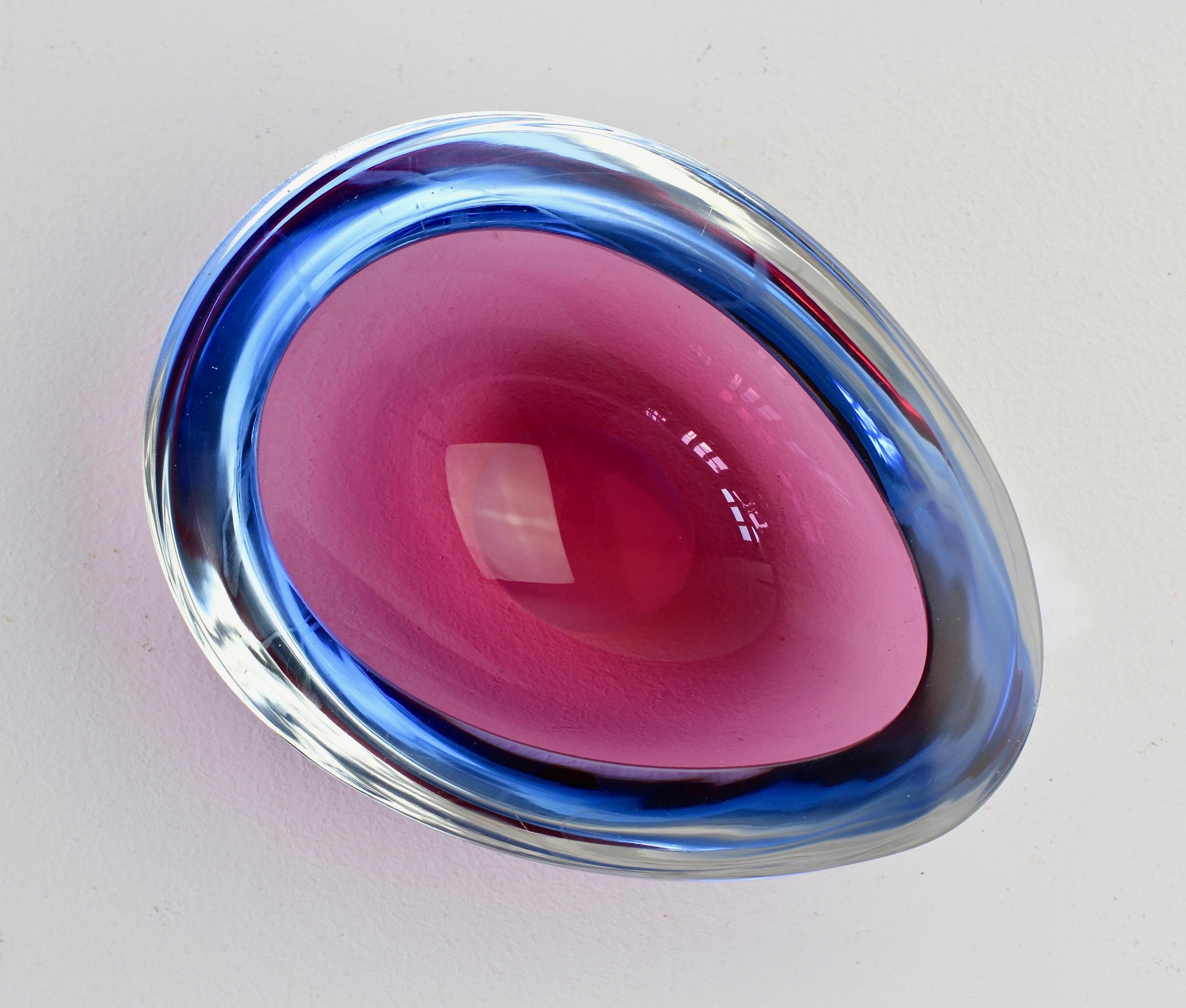Italian Murano glass bowl or ashtray attributed to Seguso d'Arte. Beautifully understated and elegantly simply blue and pink colored (colored) 'Sommerso' glass, resulting is a simply mesmerizing piece of vintage midcentury Italian art glass.

 