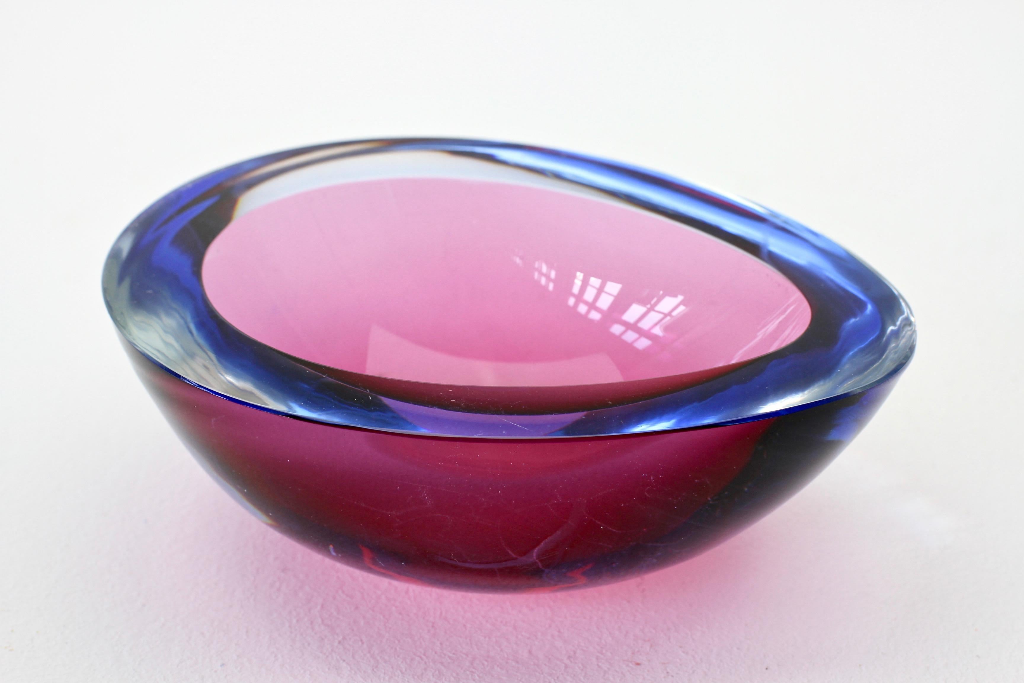 Pink and Blue Italian Murano 'Sommerso' Glass Bowl Attributed to Seguso, c.1960s In Good Condition In Landau an der Isar, Bayern