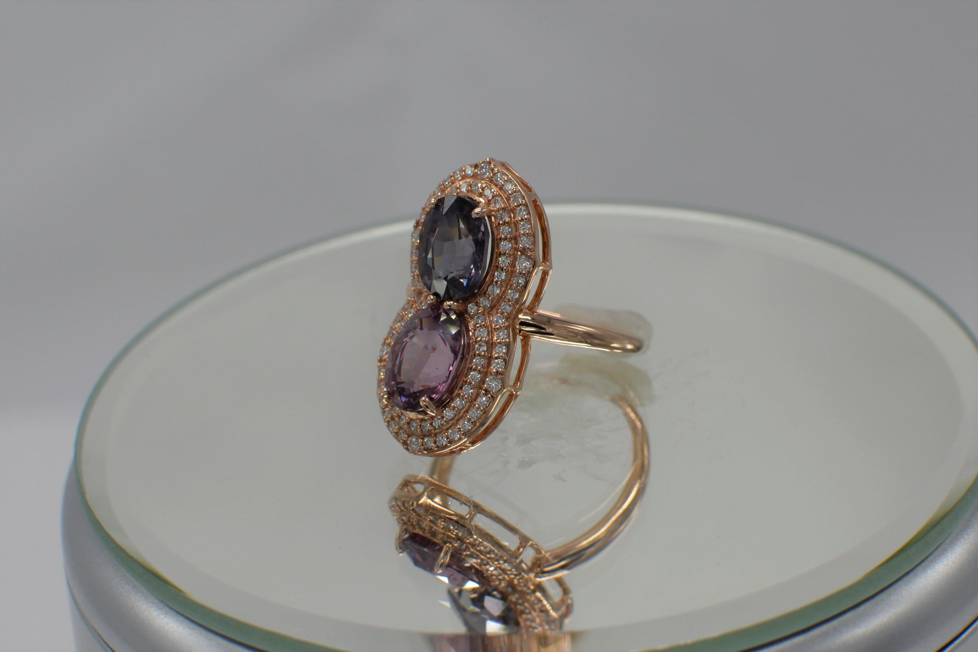Cocktail-Spinellring aus 14 Karat Roségold mit rosa und blauen natürlichen Spinell-Edelsteinen im Zustand „Neu“ im Angebot in Brooklyn, NY