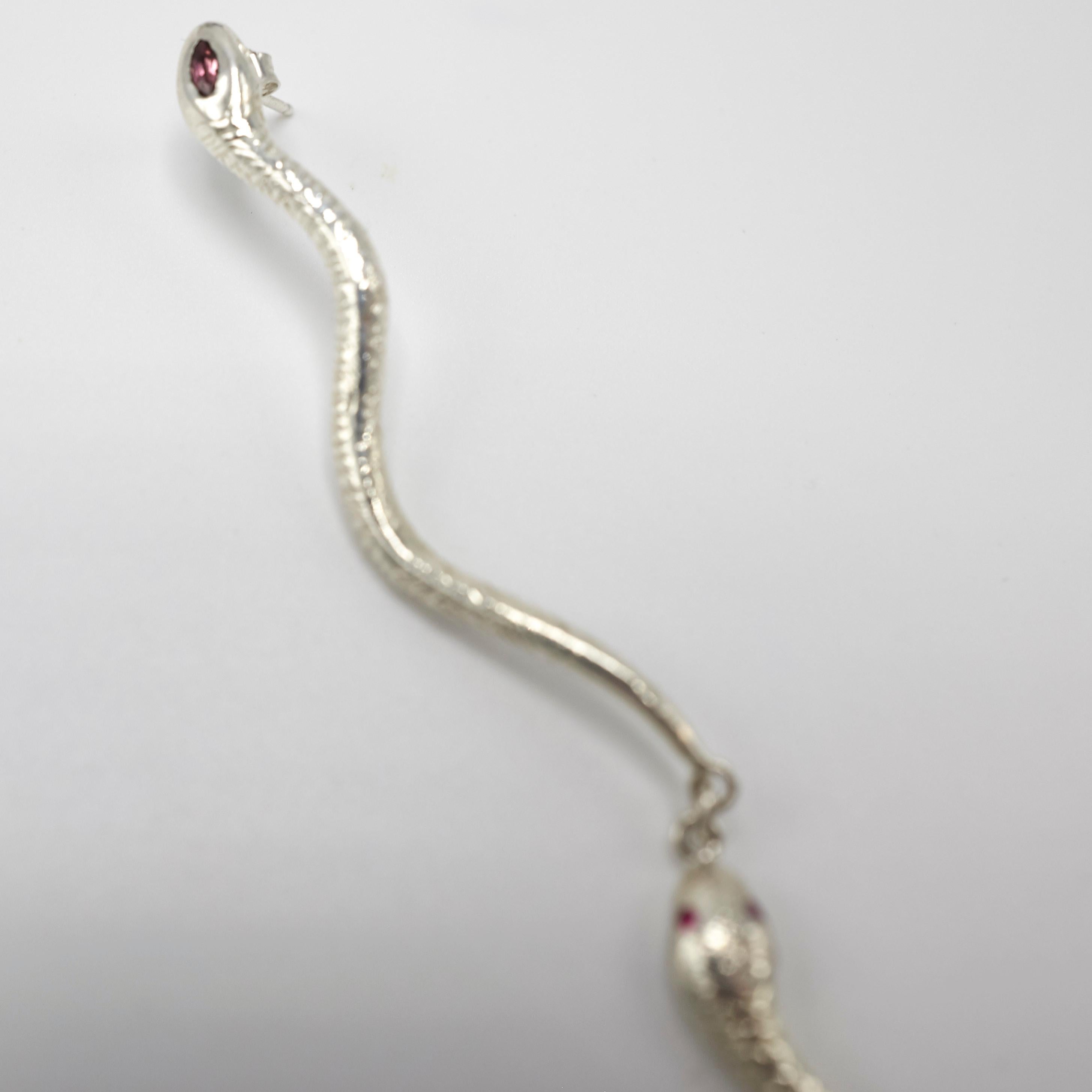 Pendants d'oreilles fantaisie J Dauphin en argent avec tourmaline rose, bleu et rubis en forme de serpent en vente 6